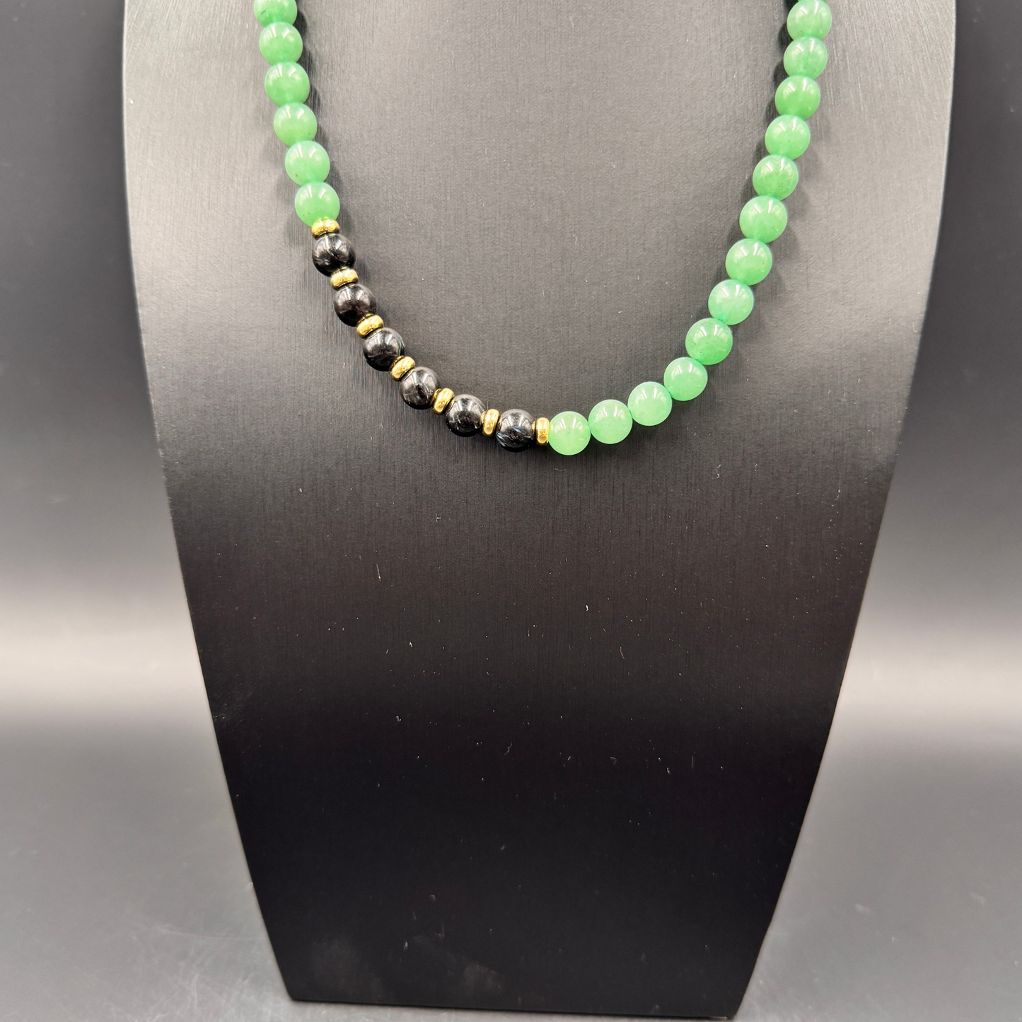 Dettaglio pietre avventurina verde e onice nera naturale