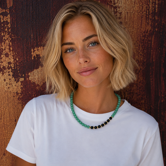 Modella con collana avventurina e onice