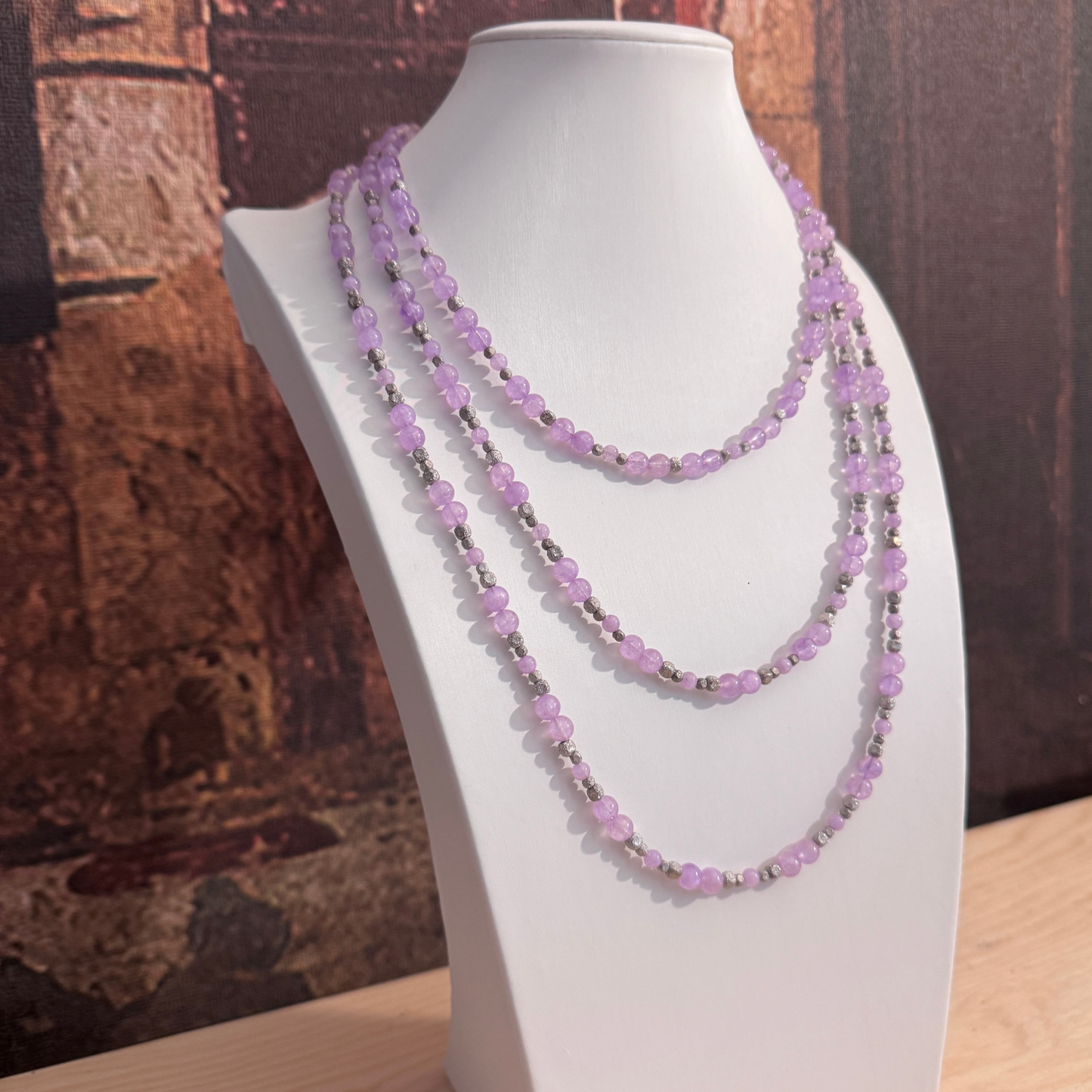 Collana a Tre Fili Guy Favia (A0013) in Ametista Lavanda con perle lucide e spaziatori diamantati, che mostra la stratificazione del gioiello.