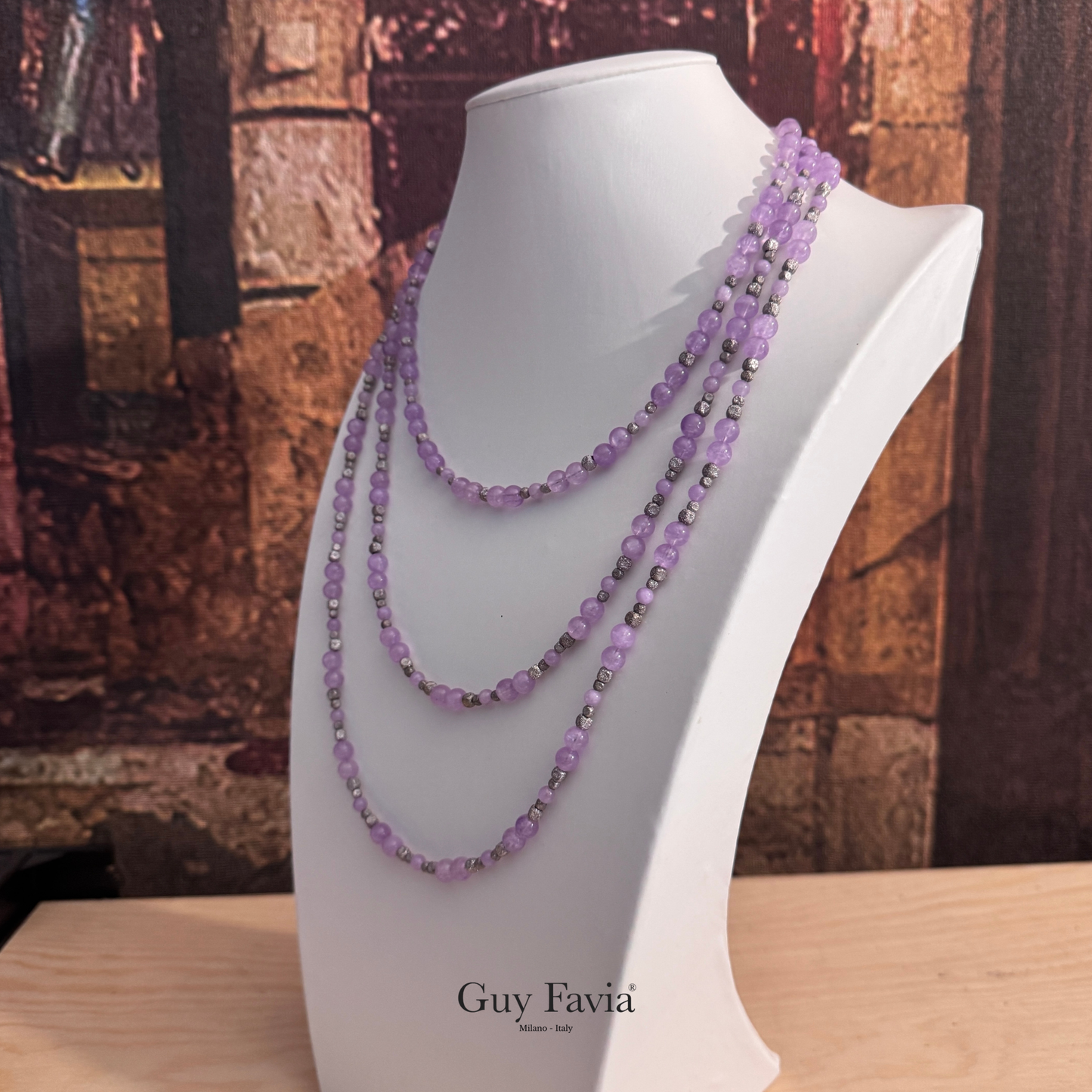Collana tre fili Guy Favia A0013 ametista lavanda su collo bianco