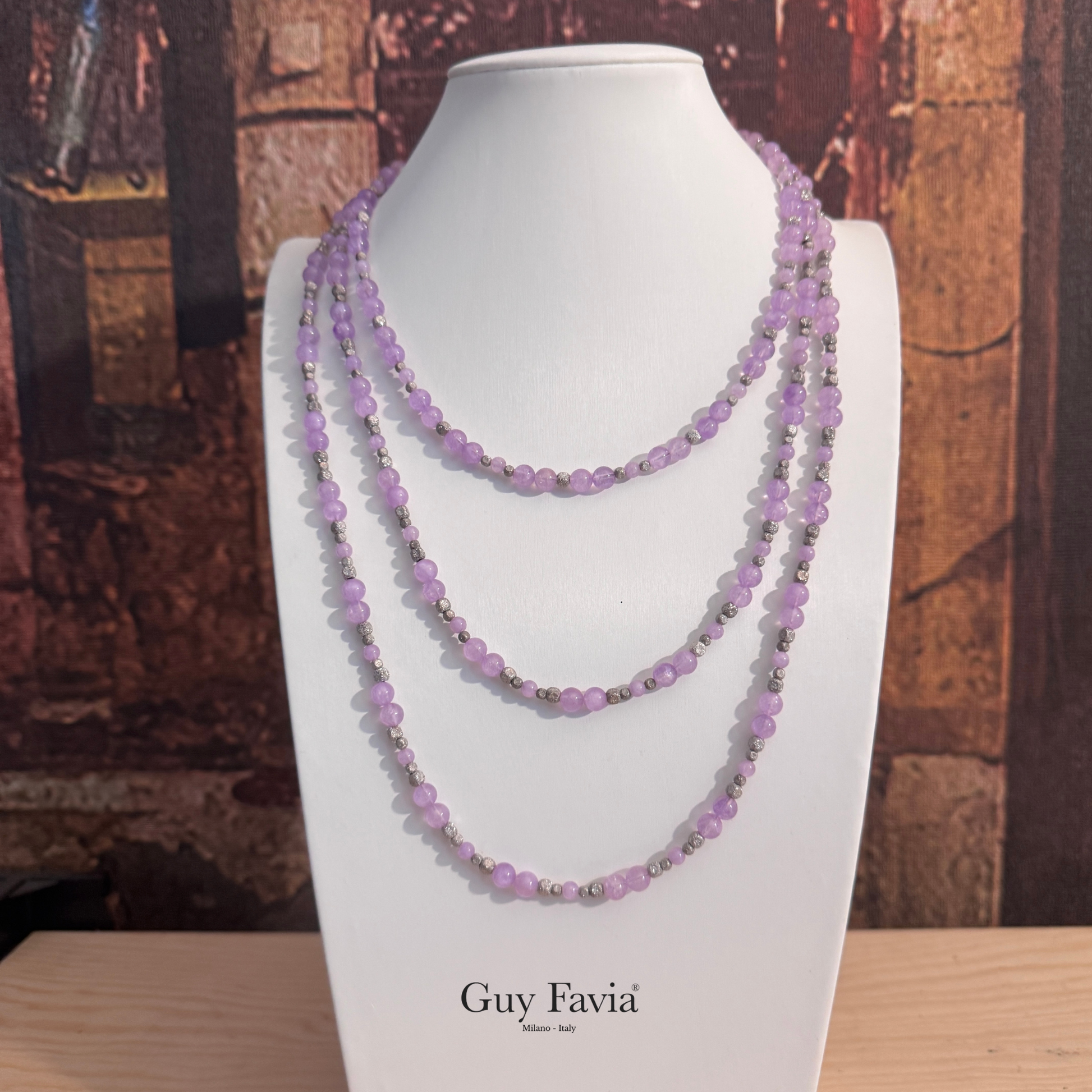 Riflessi luminosi sugli spaziatori diamantati della collana Guy Favia A0013.
