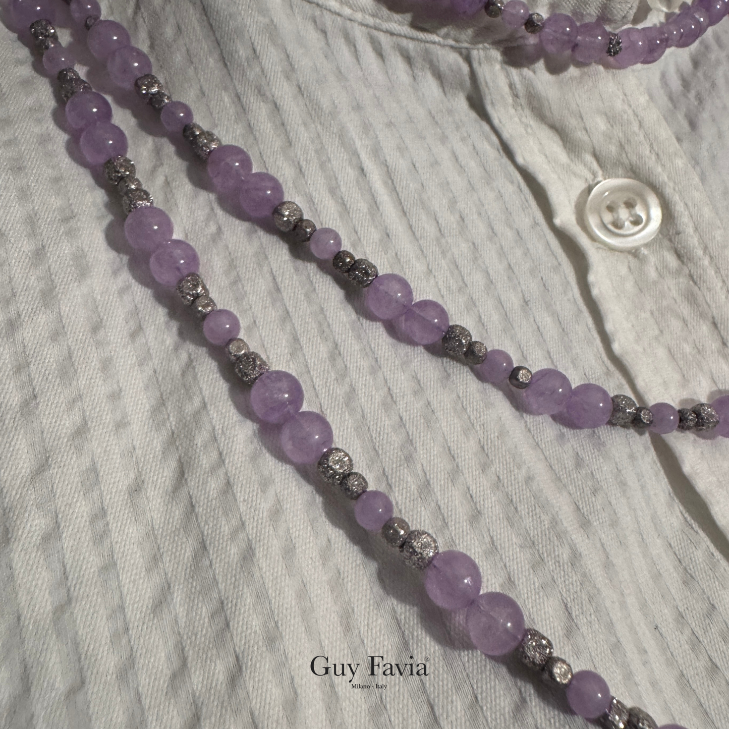 Dettaglio ravvicinato delle perle di Ametista Lavanda, evidenziando la delicata tonalità viola e la brillantezza degli spaziatori.