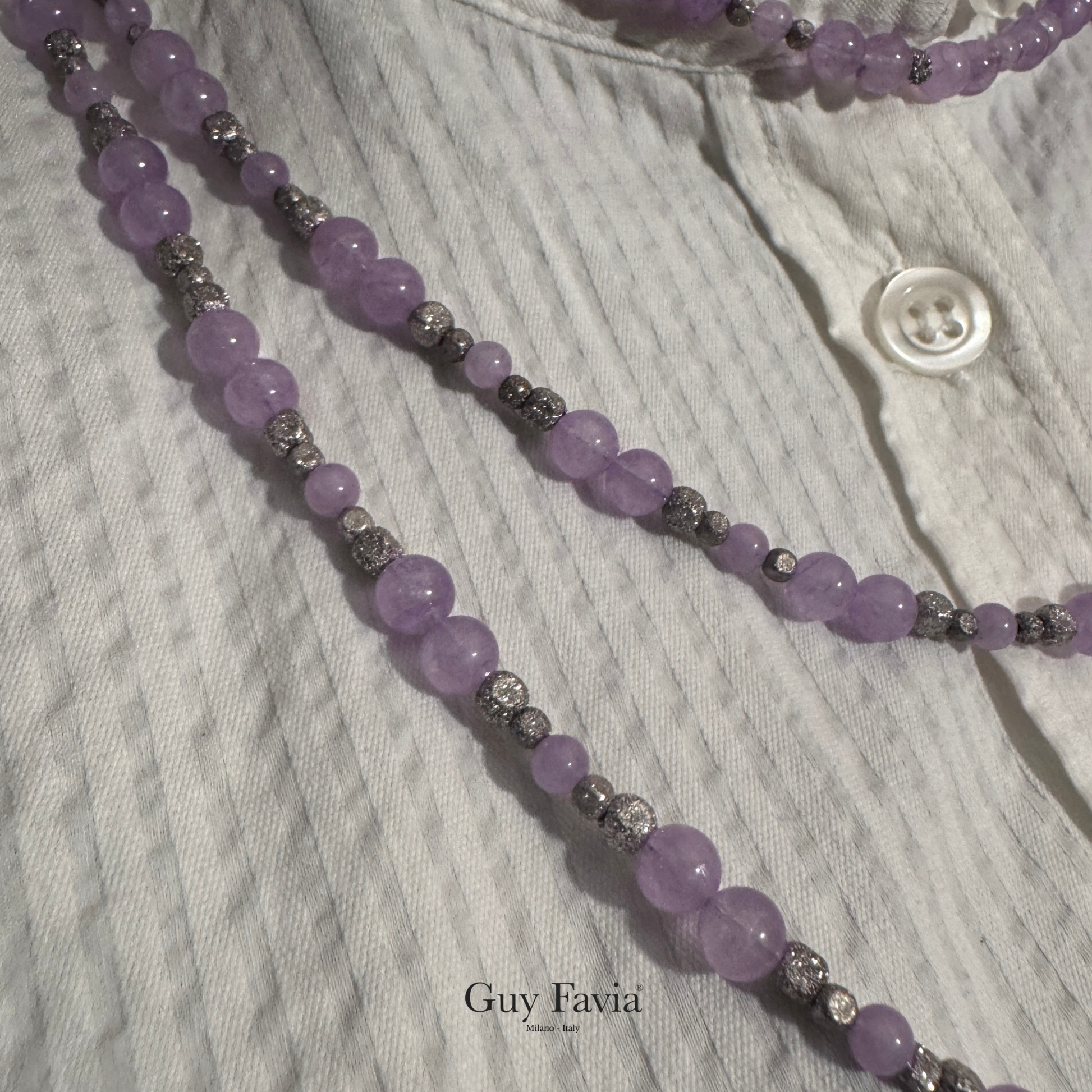 Dettaglio ravvicinato delle perle di Ametista Lavanda, evidenziando la delicata tonalità viola e la brillantezza degli spaziatori.