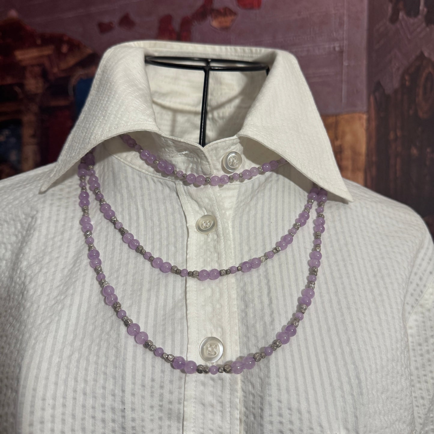 Collana a Tre Fili Guy Favia (A0013) in Ametista Lavanda con perle lucide e spaziatori diamantati, che mostra la varietà del gioiello.