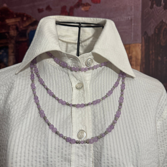 Collana a Tre Fili Guy Favia (A0013) in Ametista Lavanda con perle lucide e spaziatori diamantati, che mostra la varietà del gioiello.
