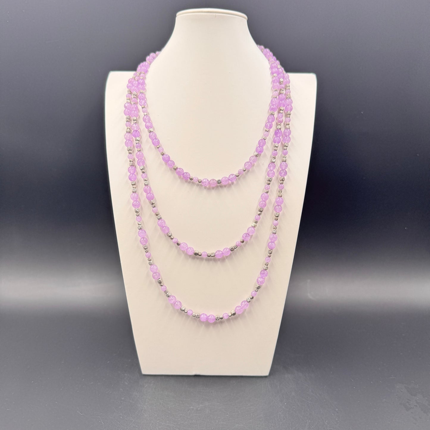 Collana Guy Favia tre fili ametista lavanda fantastica su collo bianco