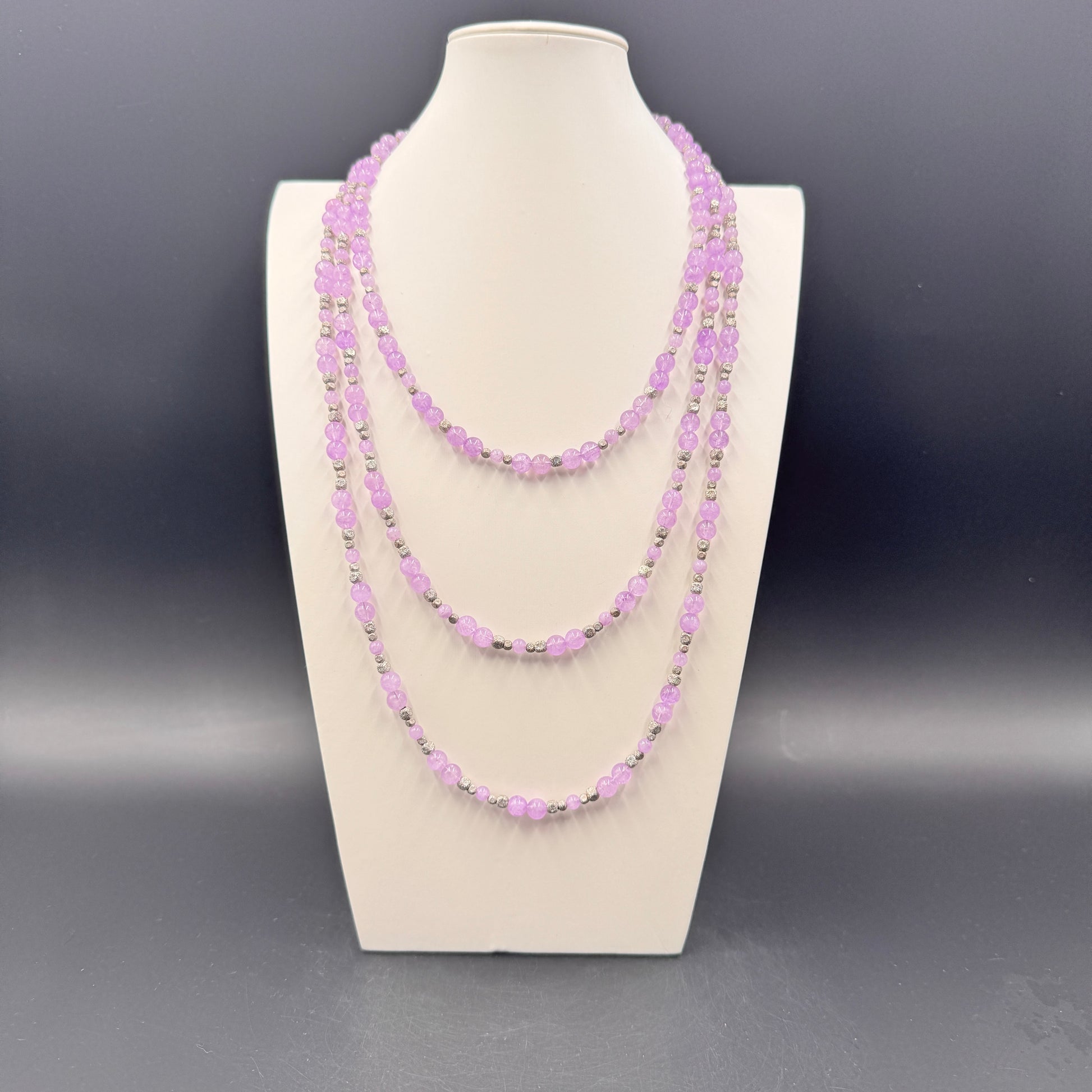 Collana Guy Favia tre fili ametista lavanda fantastica su collo bianco