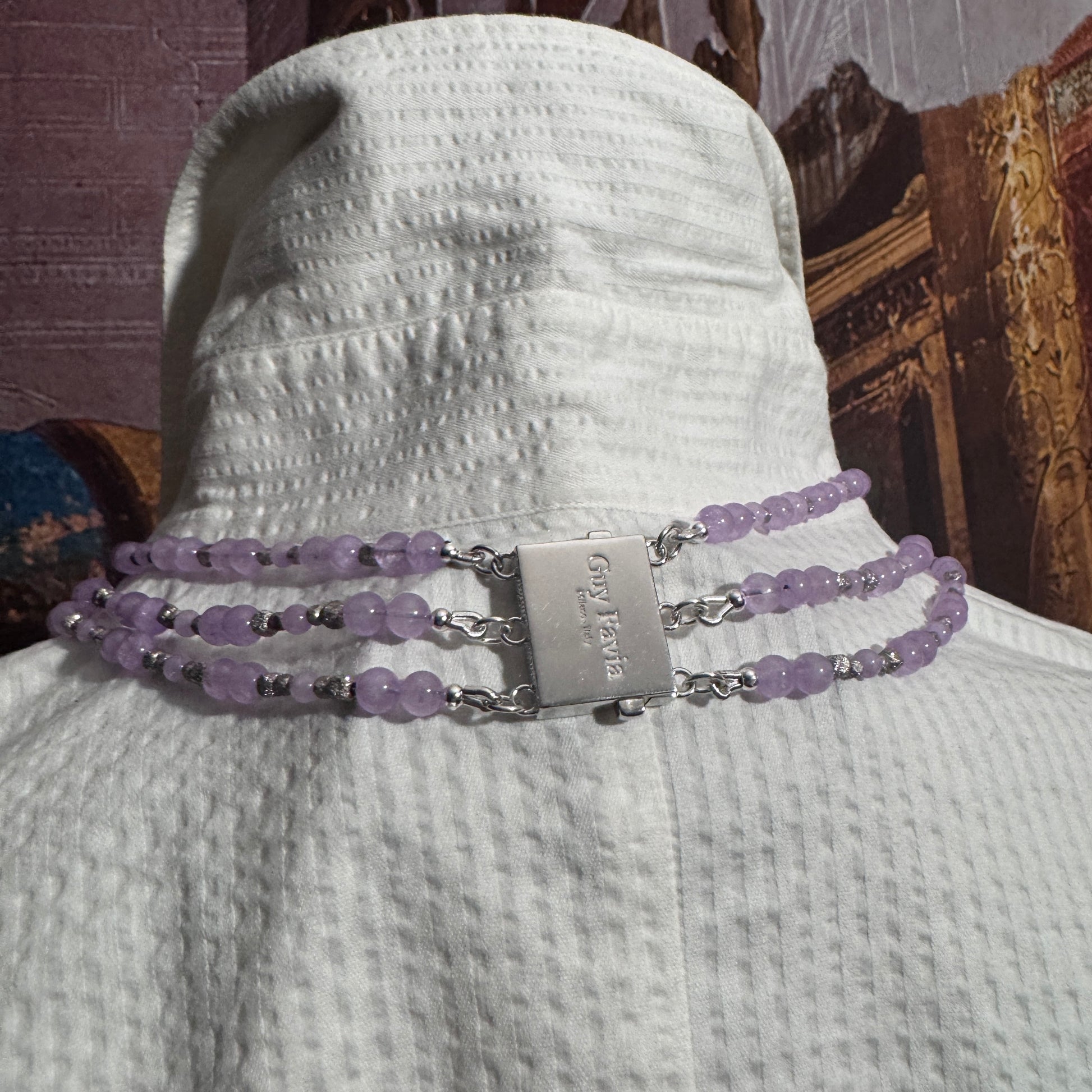 Dettaglio ravvicinato chiusura lingotto delle collana di perle di Ametista Lavanda, 