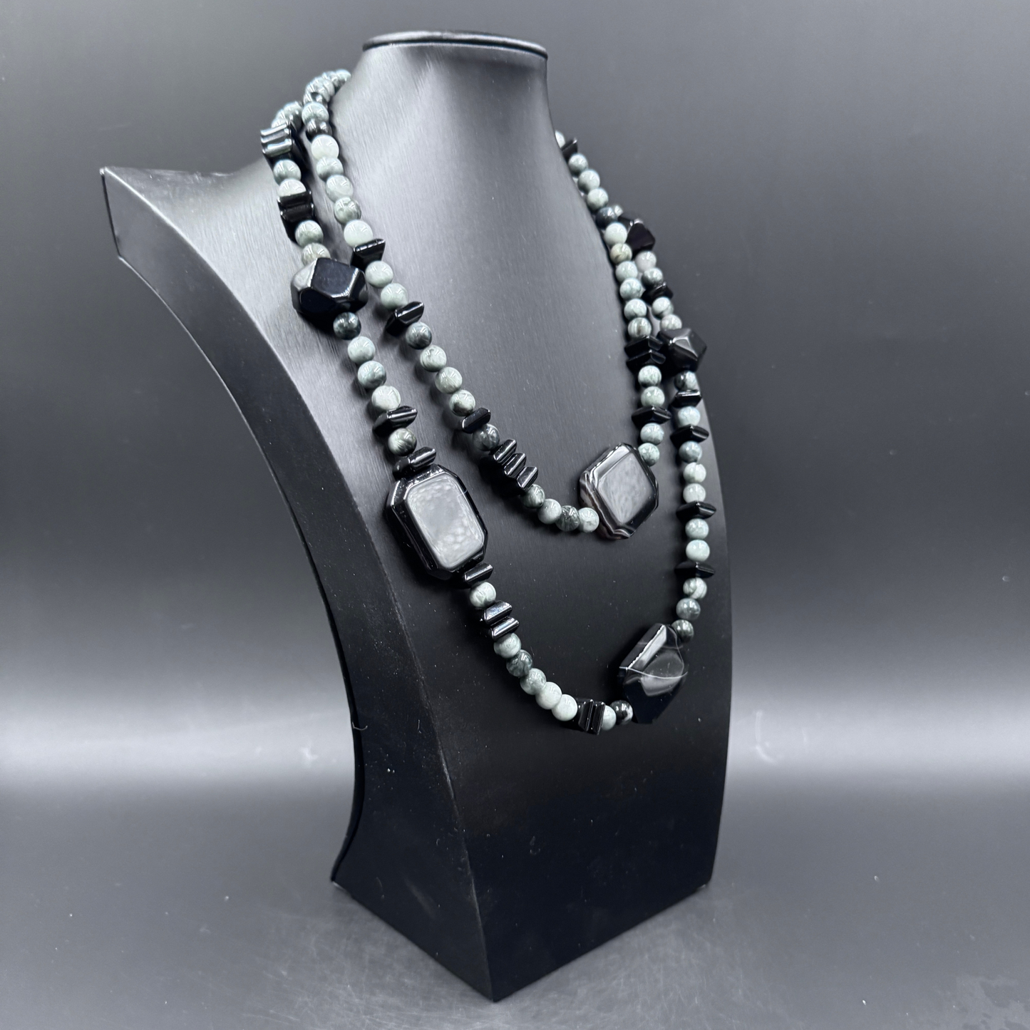 Design italiano Guy Favia  con pietre protettive