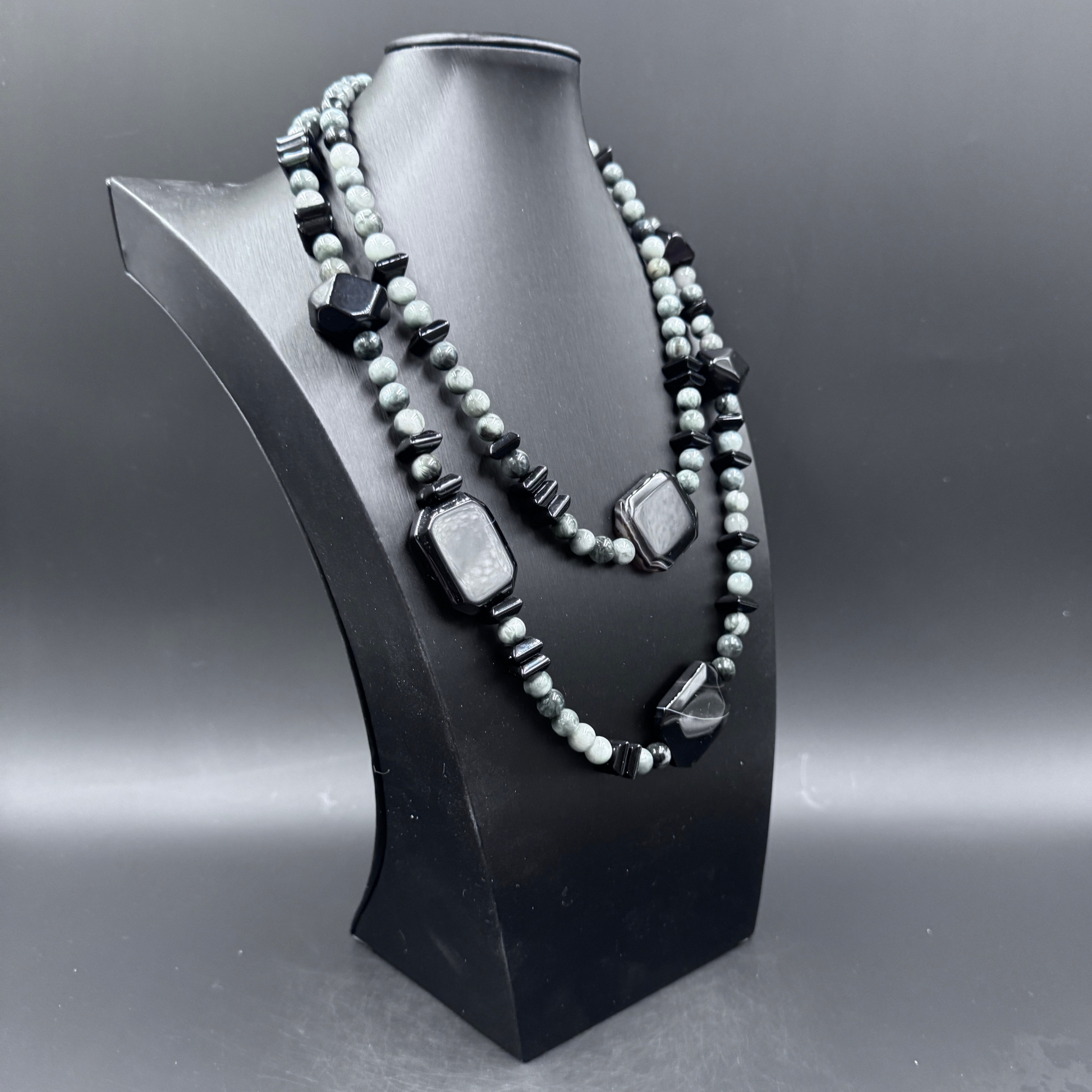 Design italiano Guy Favia  con pietre protettive