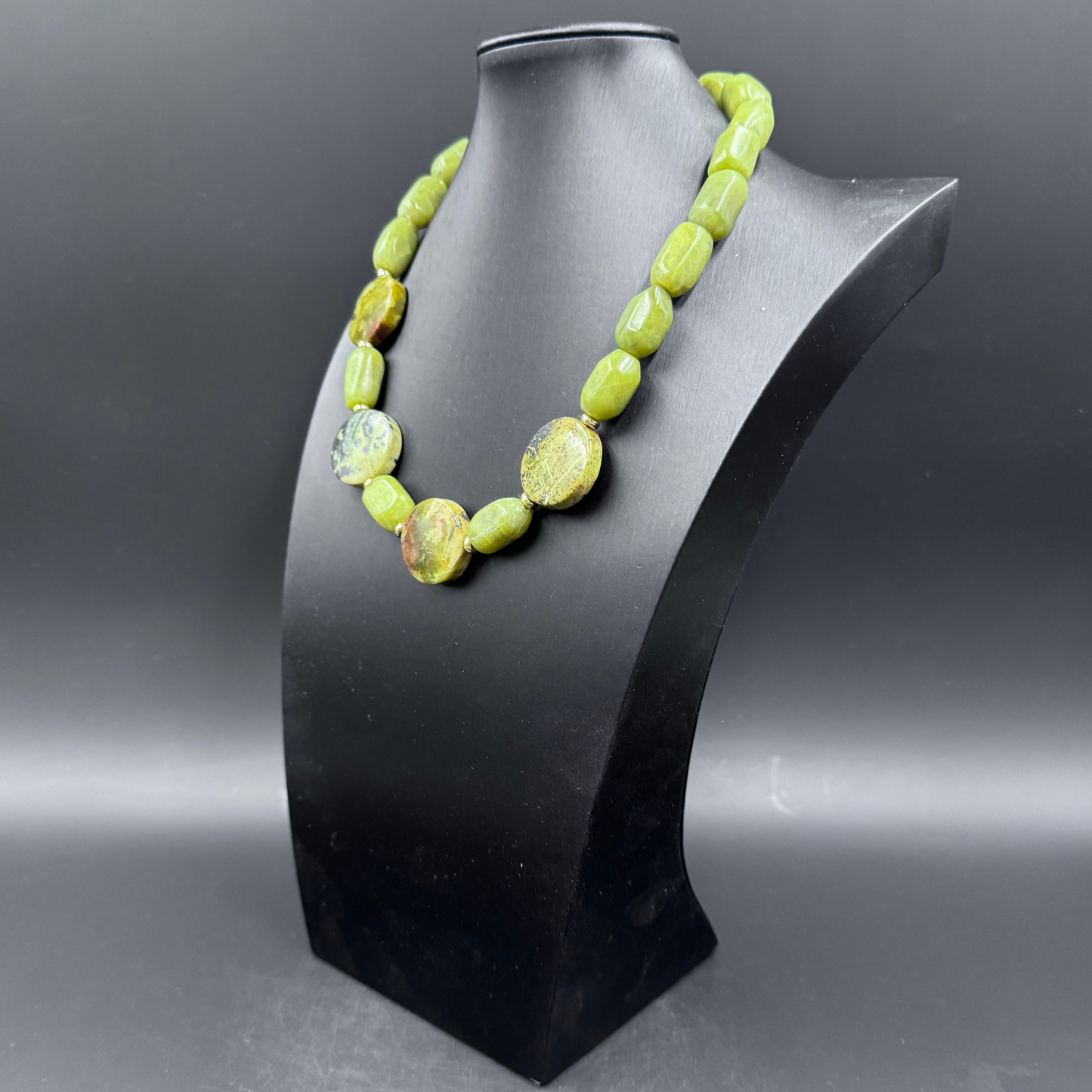 Scatto su modello della Collana Guy Favia (A0017) Made in Italy, talismano di ottimismo, protezione e crescita.