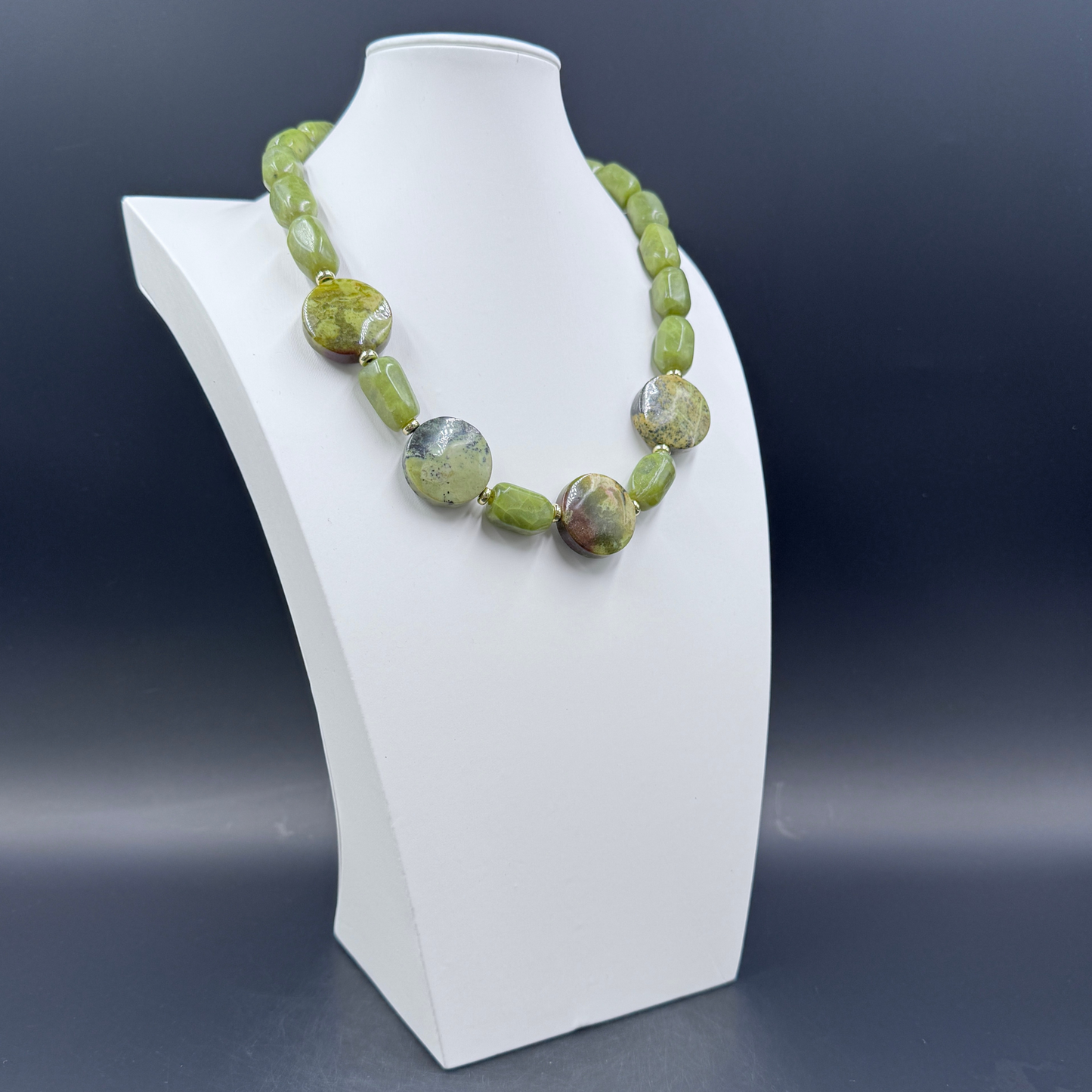 Scatto su modello bianco della Collana Guy Favia (A0017) Made in Italy,. 