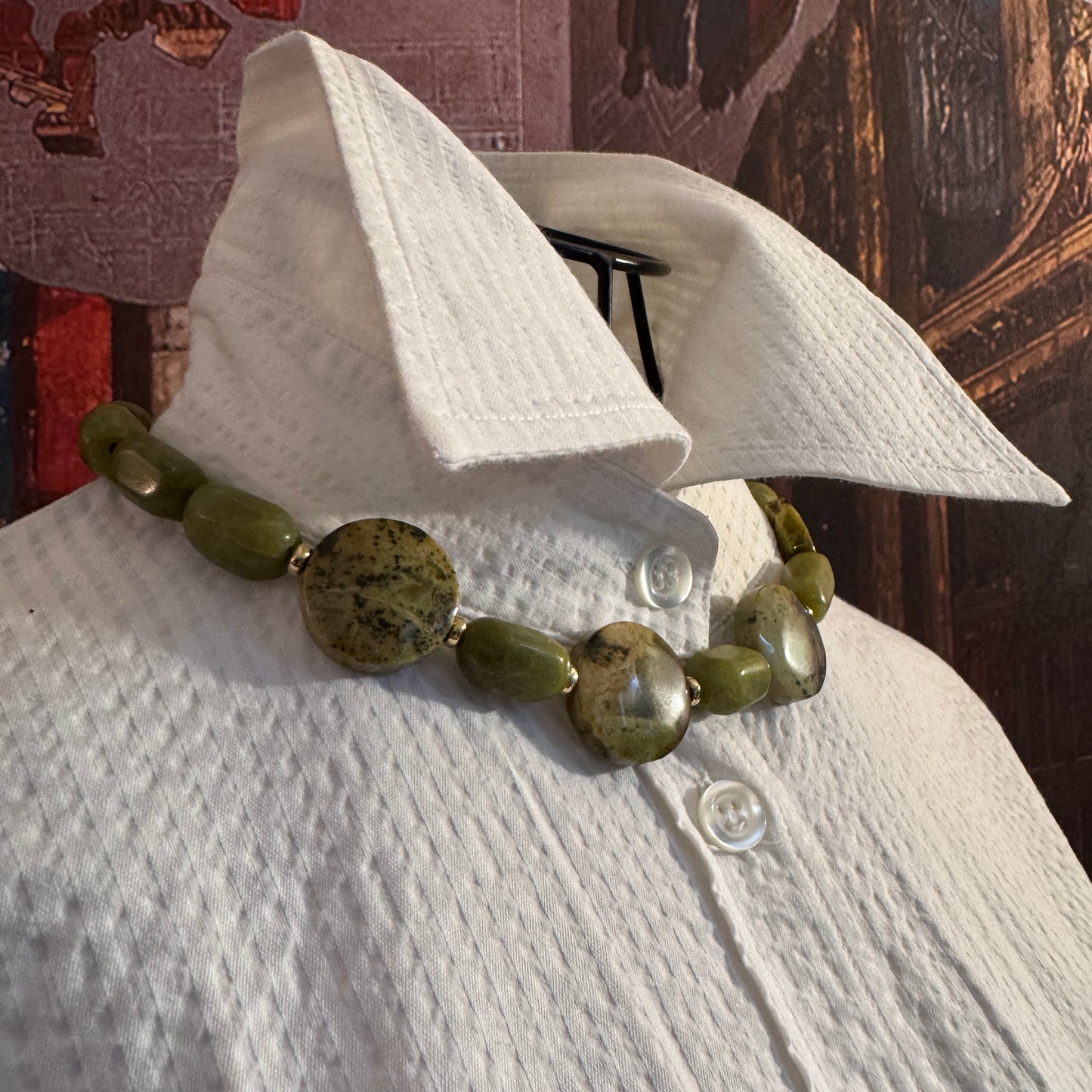 Dettaglio ravvicinato della sinergia tra Turchese Giallo (calore) e Agata Verde (freschezza) nella collana A0017.