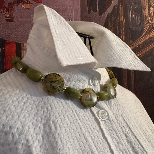 Dettaglio ravvicinato della sinergia tra Turchese Giallo (calore) e Agata Verde (freschezza) nella collana A0017.