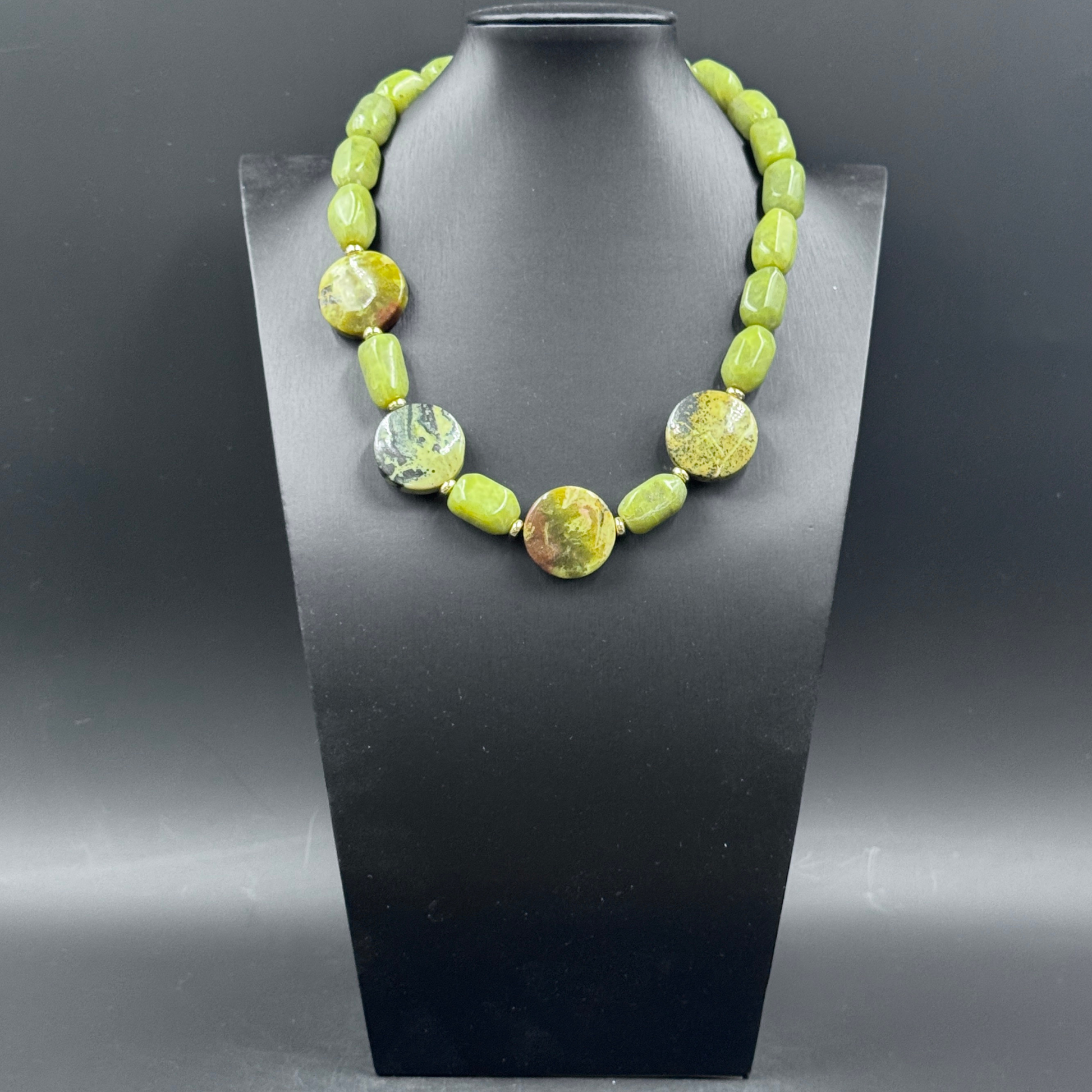 Collana Guy Favia (A0017) con perle di Turchese Giallo e Agata Verde, che mostra l'alternanza cromatica e la lavorazione Made in Italy.
