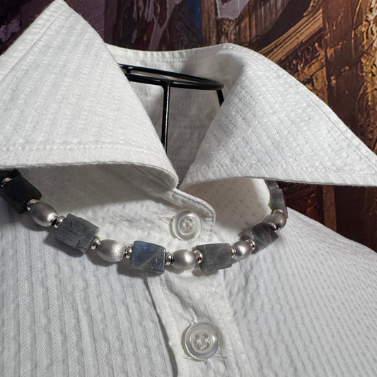 Collana Girocollo Guy Favia (A2021) in Labradorite Naturale, che mostra il cangiante gioco di colori (labradorescenza) della gemma.