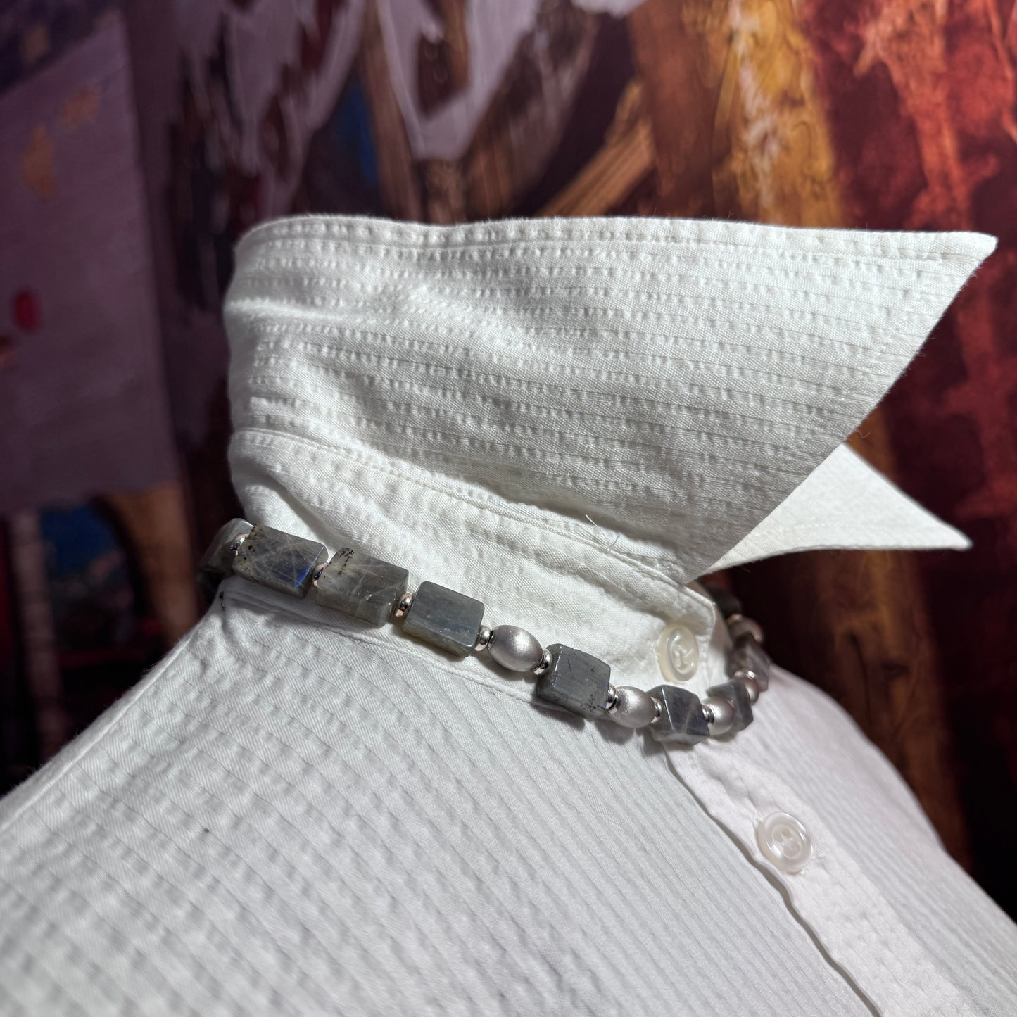 Dettaglio ravvicinato delle perle di Labradorite e le ovaline setate, evidenziando i lampi blu-verdi della pietra.