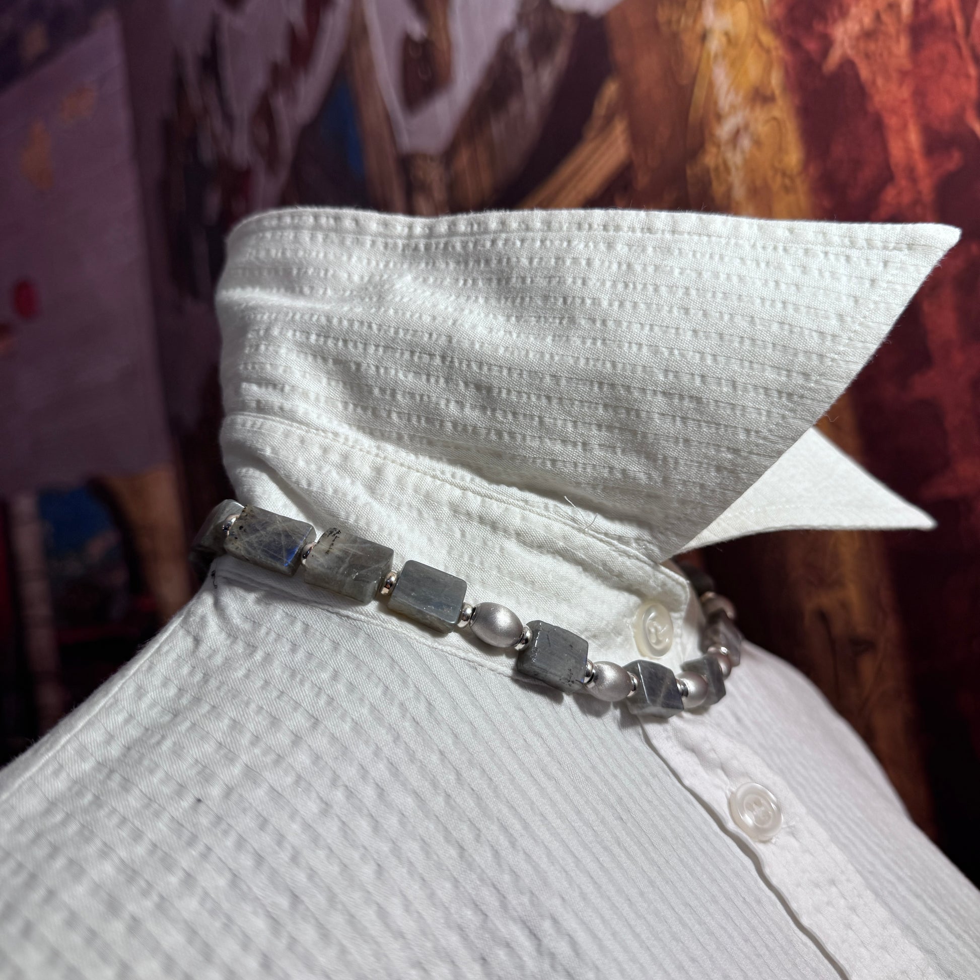 Dettaglio ravvicinato delle perle di Labradorite e le ovaline setate, evidenziando i lampi blu-verdi della pietra.