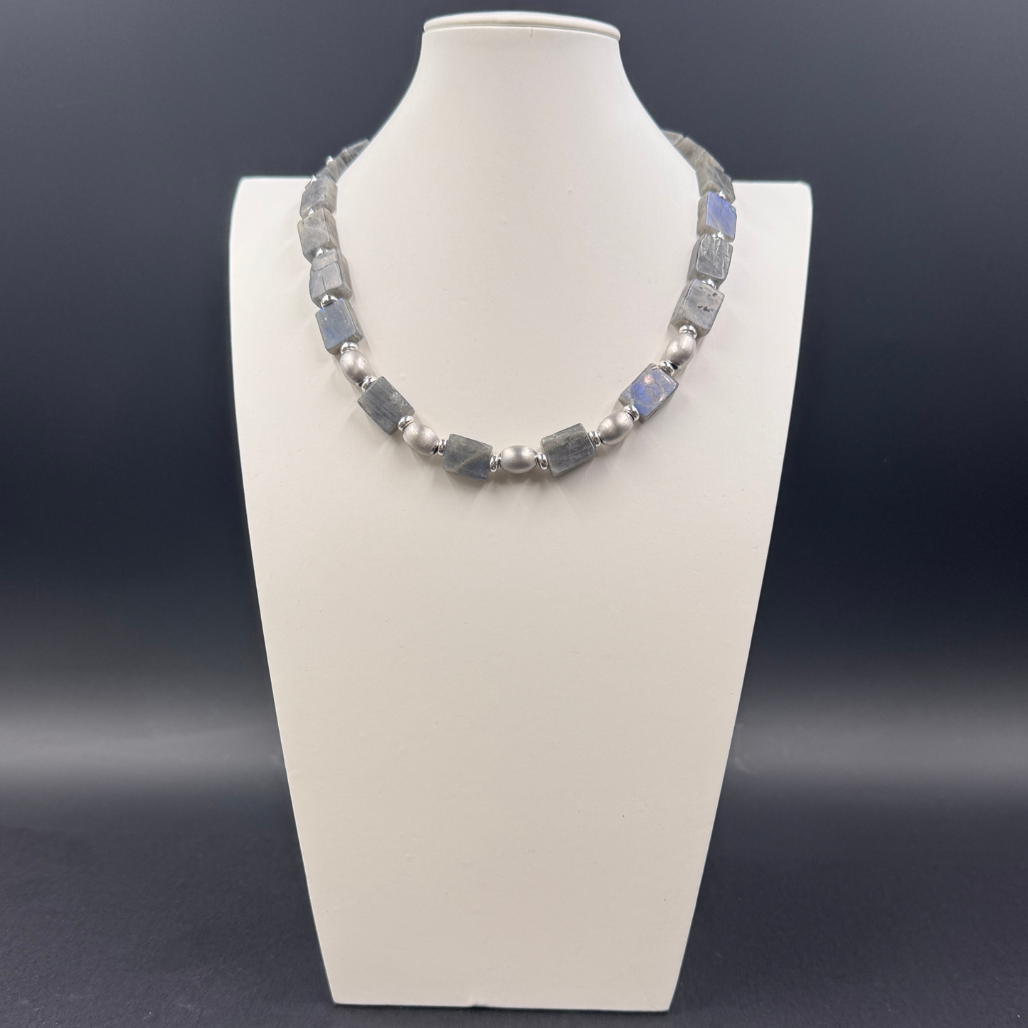 Collana Labradorite, la combinazione alchemica per la visione (Urano) e la magia (Luna), essenziale per la protezione psichica.