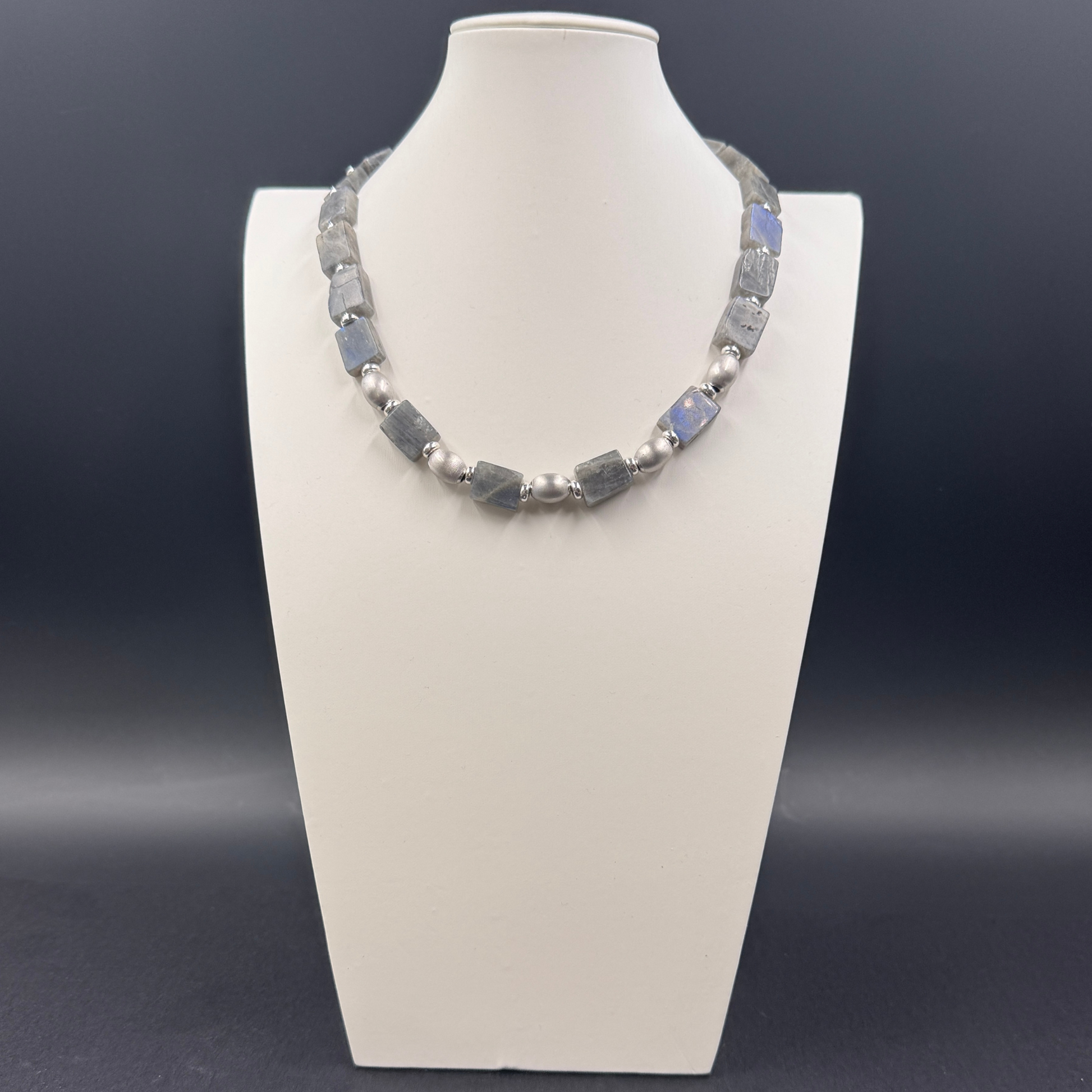 Collana Labradorite, la combinazione alchemica per la visione (Urano) e la magia (Luna), essenziale per la protezione psichica.