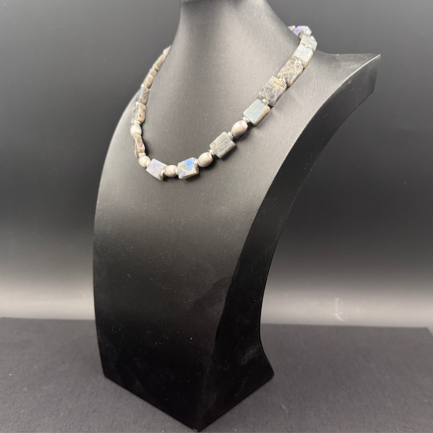 Scatto su espositore nero del Girocollo Guy Favia (A2021) Made in Italy, talismano di intuizione e forza spirituale.