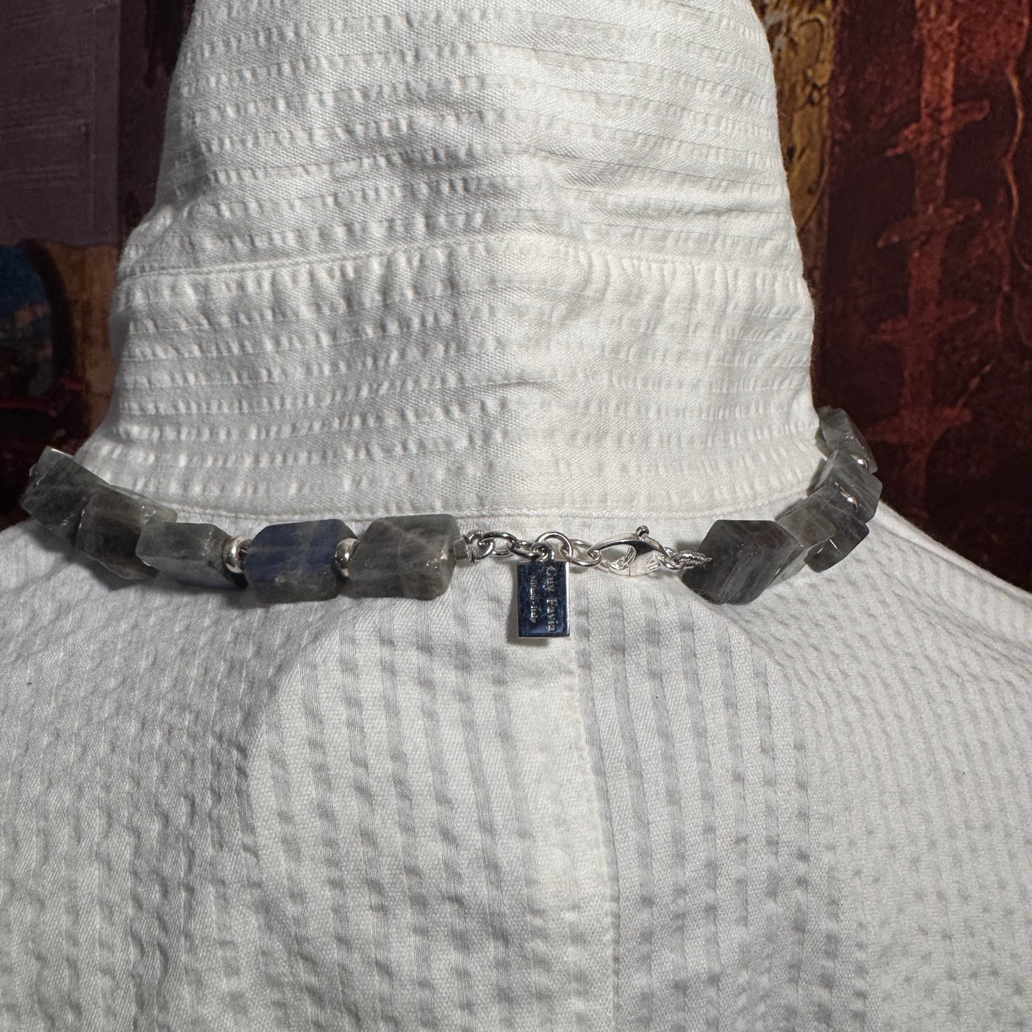 Dettaglio chiusura girocollo A0021