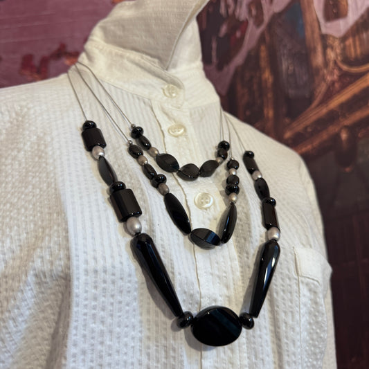 Collana Onice e Agata Nera, la combinazione alchemica per il radicamento (Saturno) e la forza (Marte), potenziata dal design a tre fili.