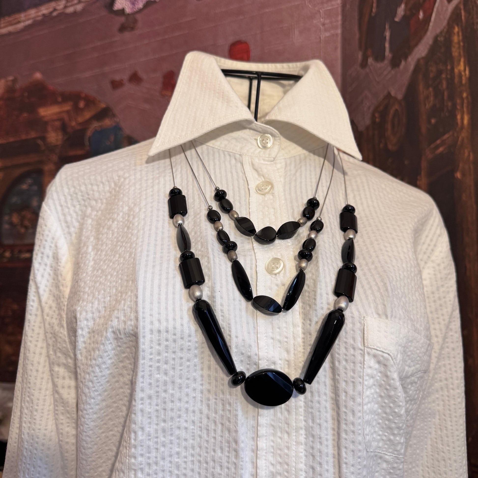 Collana a Tre Fili Guy Favia (A0023) in Onice Nera e Agata Nera di varie forme, intervallata da ovaline setate.