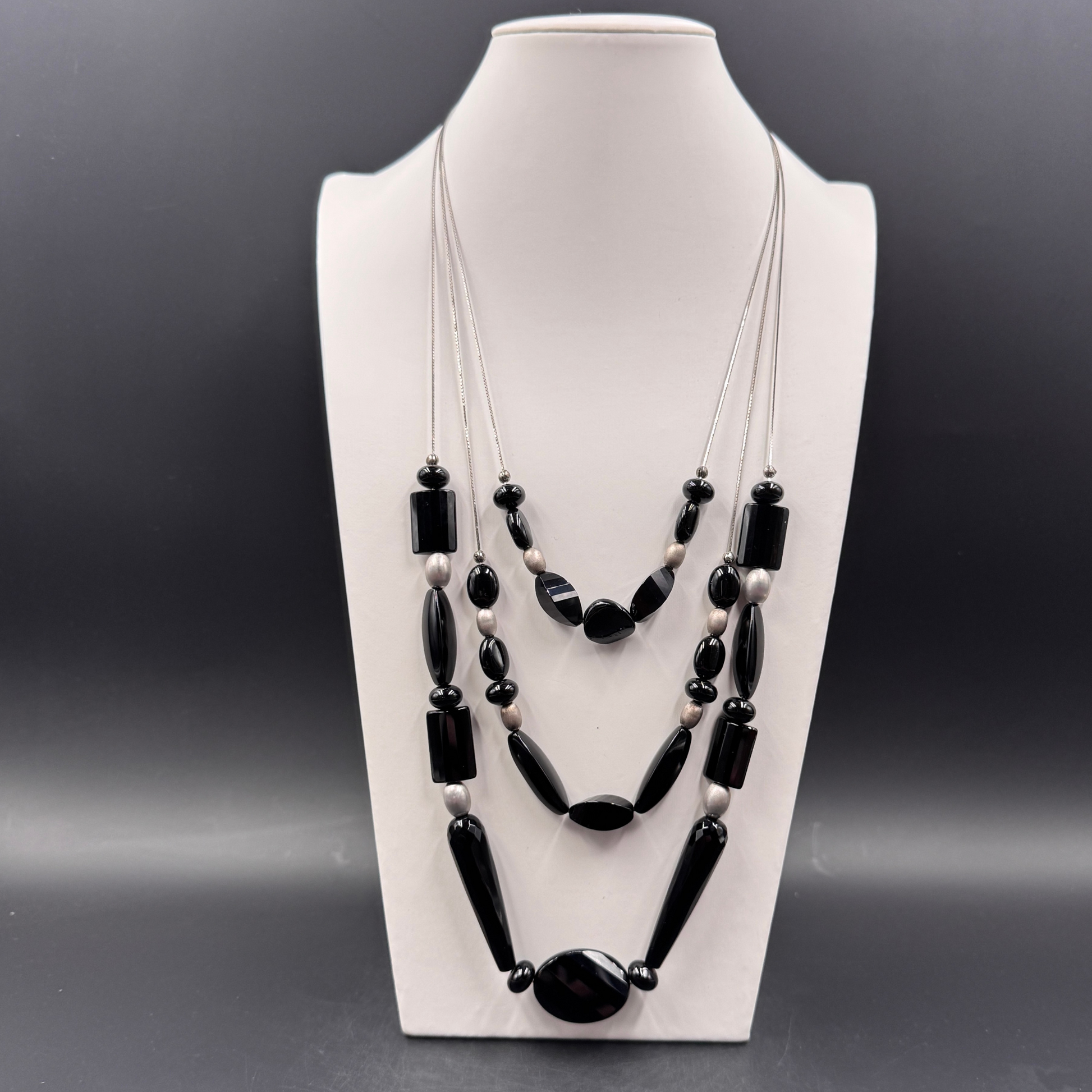 Scatto su modello della Collana Tre Fili Guy Favia (A0023) Made in Italy, scudo di protezione totale e disciplina.