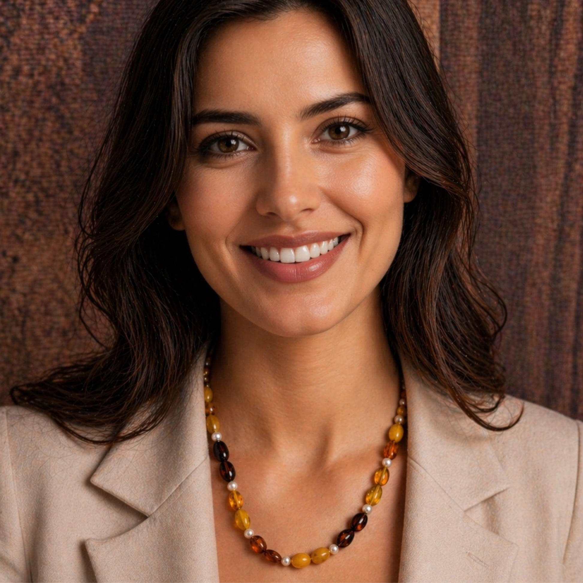 Modella che indossa collana A0027