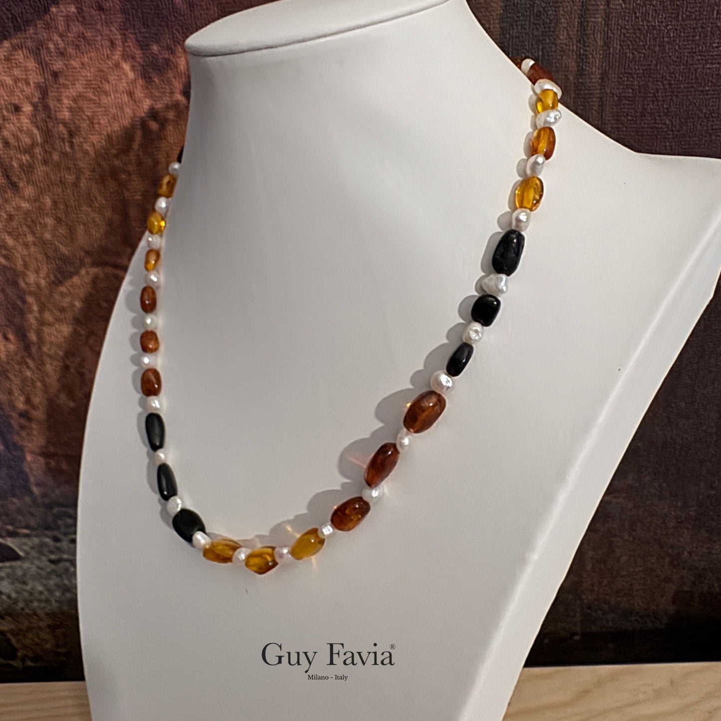 Collana Guy Favia A0029 ambra baltica naturale e perle bianche barocche su busto