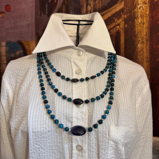 Collana a Tre Fili Guy Favia (A0031) in Apatite e Iolite Grado A, intervallata da cubetti diamantati, che mostra la stratificazione del gioiello.