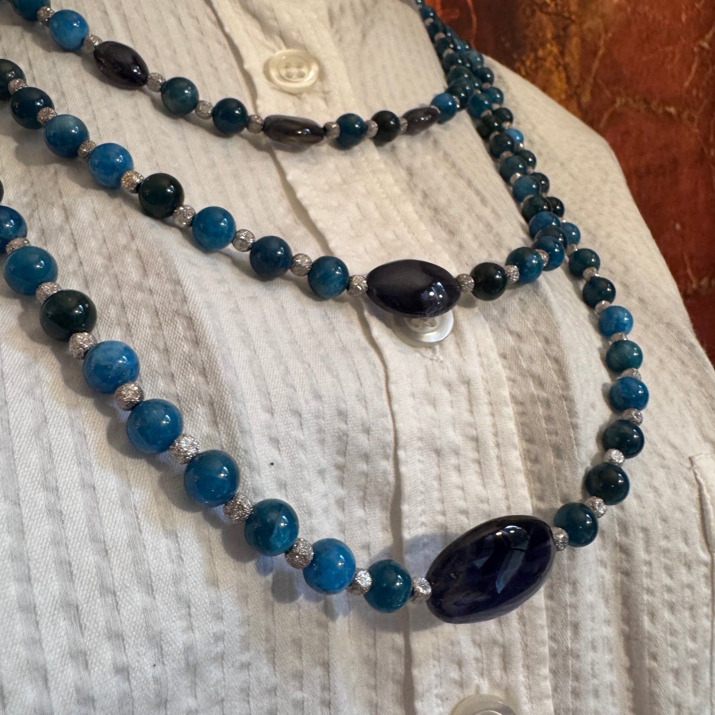 Dettaglio ravvicinato delle perle di Apatite e Iolite, evidenziando la brillantezza dei cubetti sfaccettati.