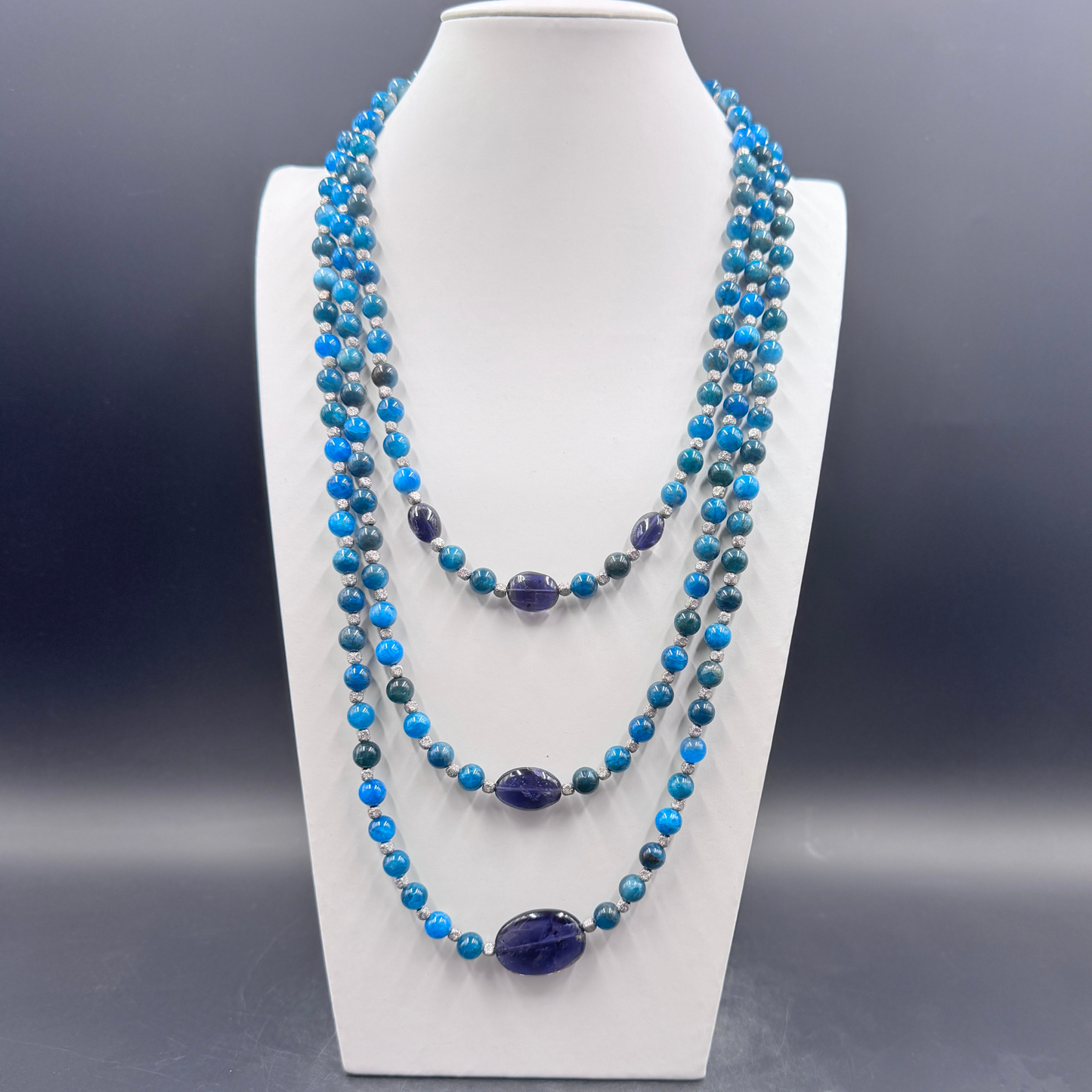 
 Collana a tre fili in apatite naturale e iolite grado A Guy Favia A0031
