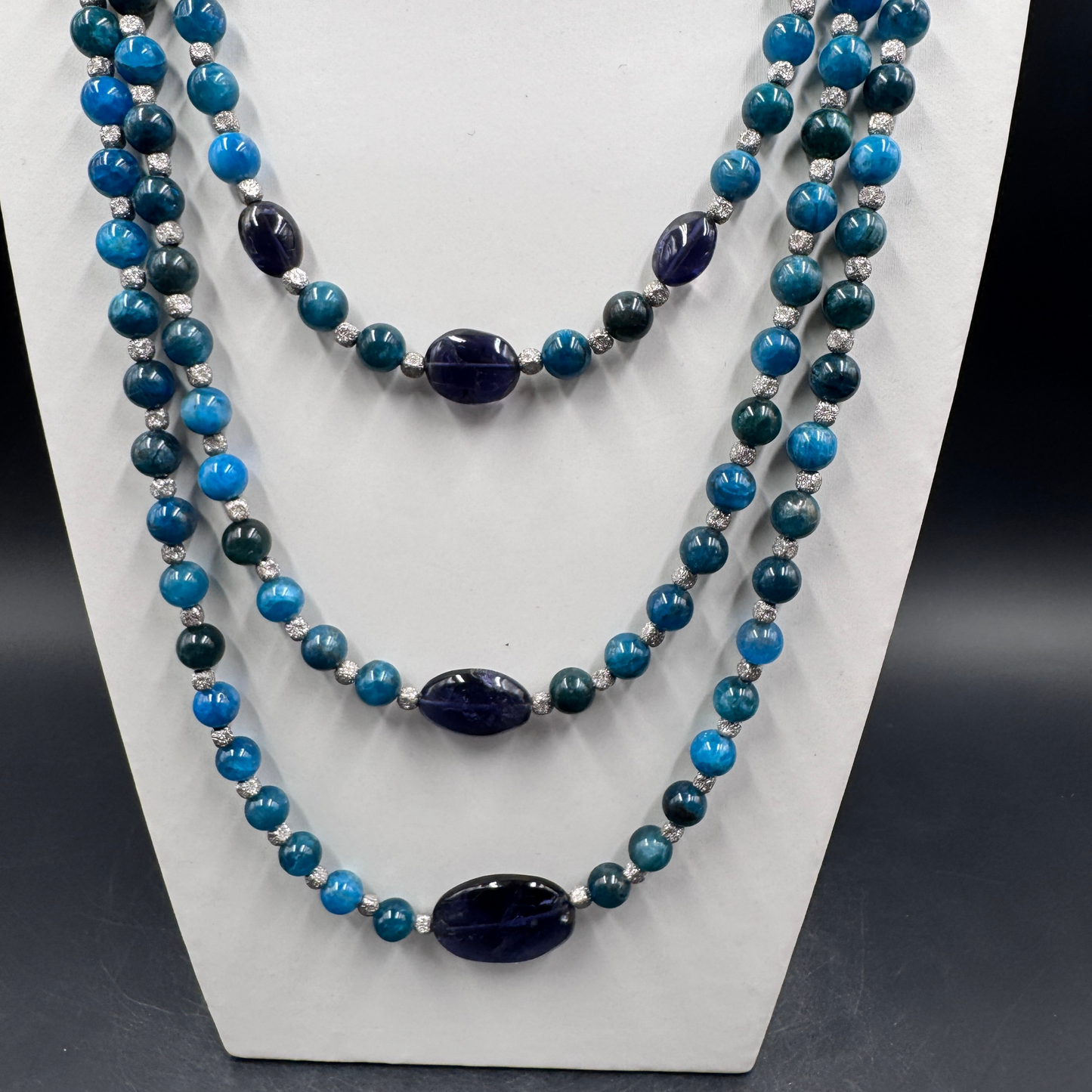 Collana di lusso in apatite e iolite con chiusura a lingotto Guy Favia
