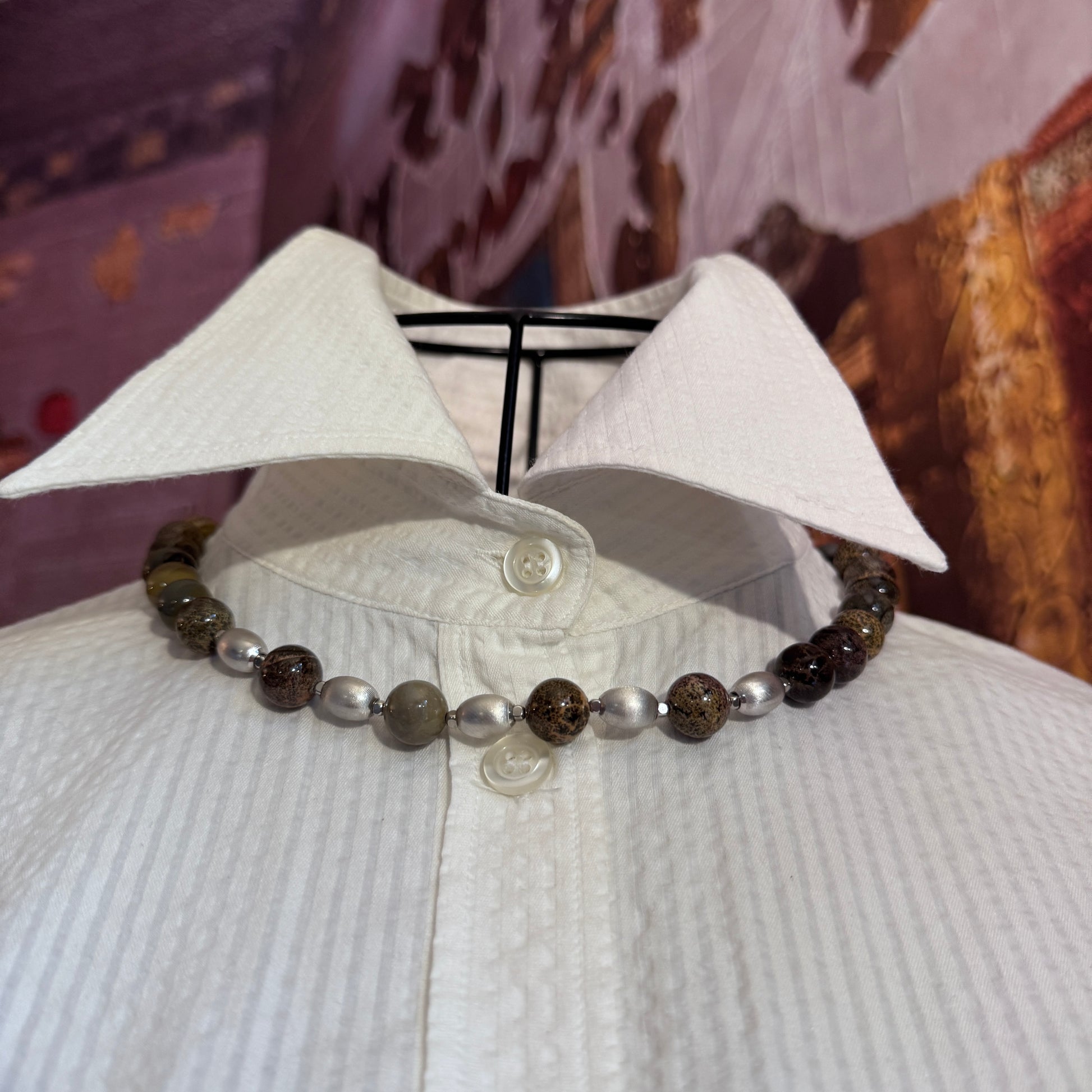 Dettaglio ravvicinato delle perle di Diaspro Artico, indossato dalla nostra modella. 