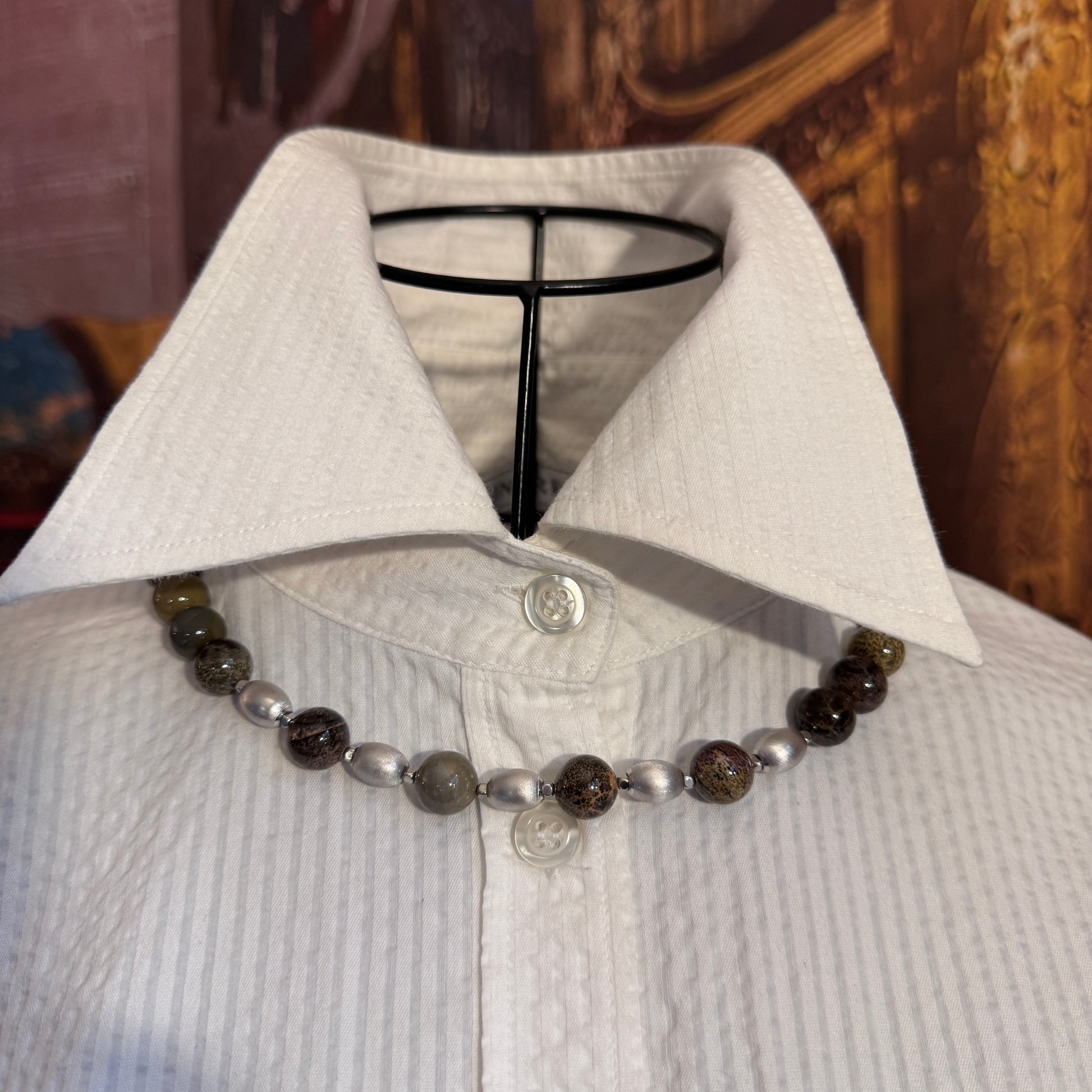 Collana Girocollo Guy Favia (A0032) in Diaspro Artico con ovaline setate, che mostra il pattern variegato della gemma.