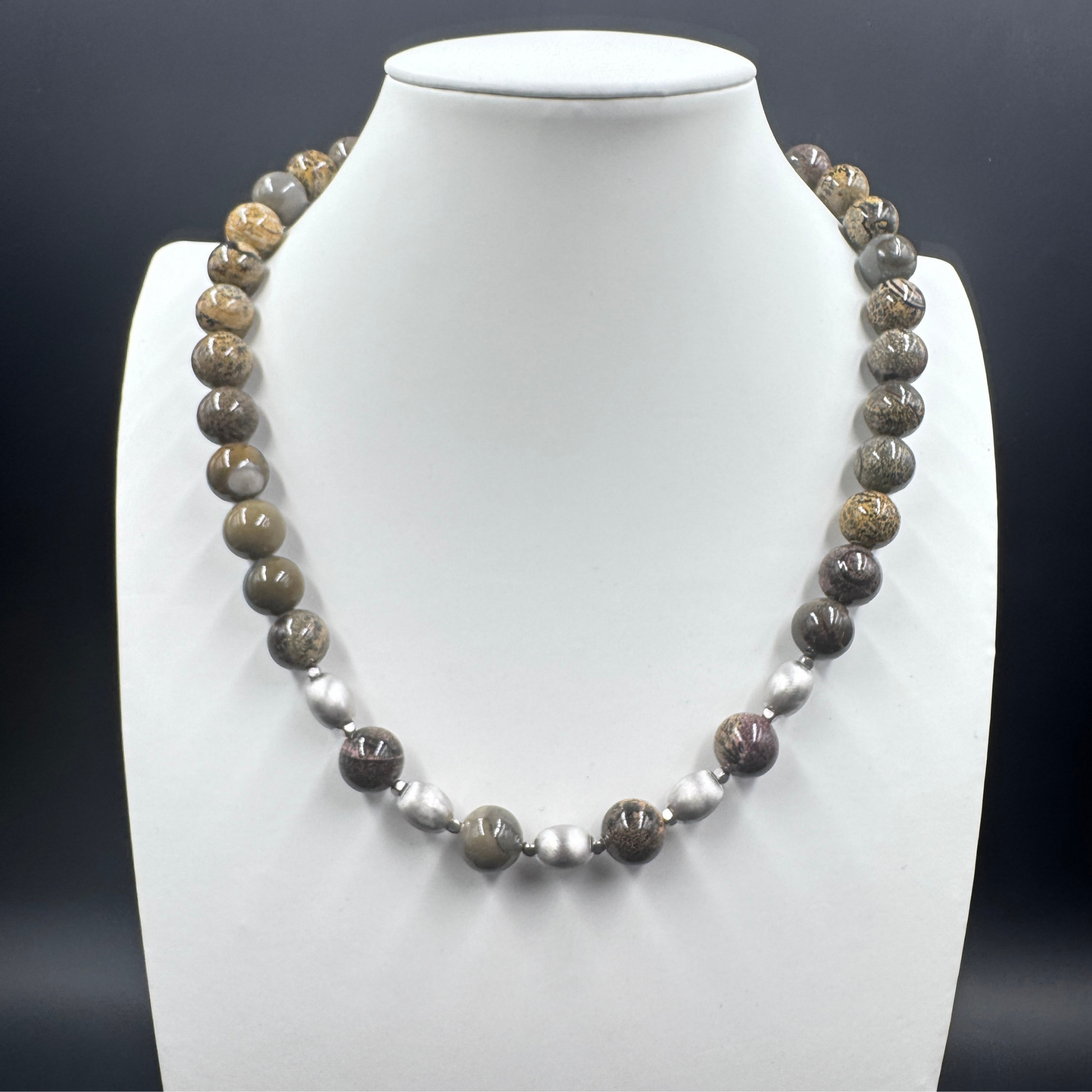 Collana Diaspro Artico, la Pietra Aurea del sostegno e del radicamento profondo, ideale per i Chakra inferiori.