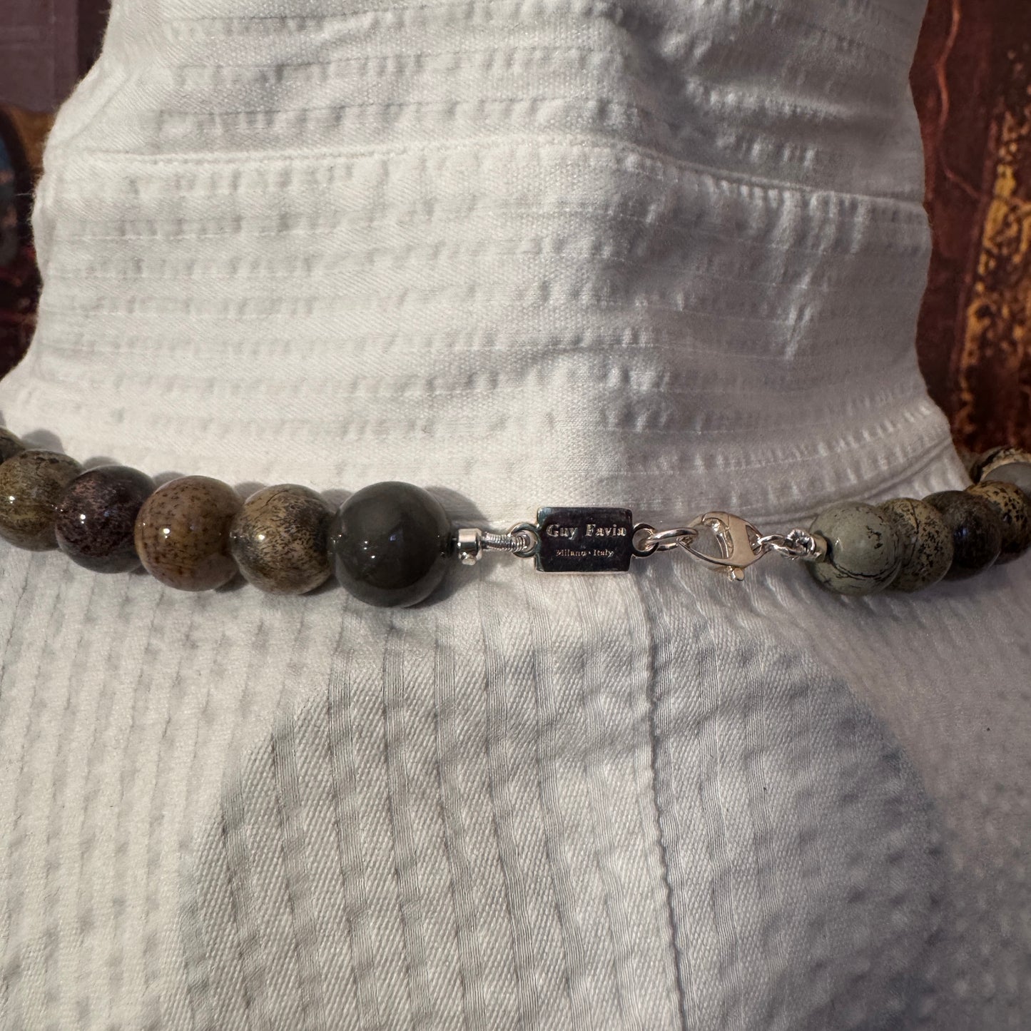 Scatto su chiusura del Girocollo Guy Favia (A0032) Made in Italy, talismano di resilienza e calma emotiva.