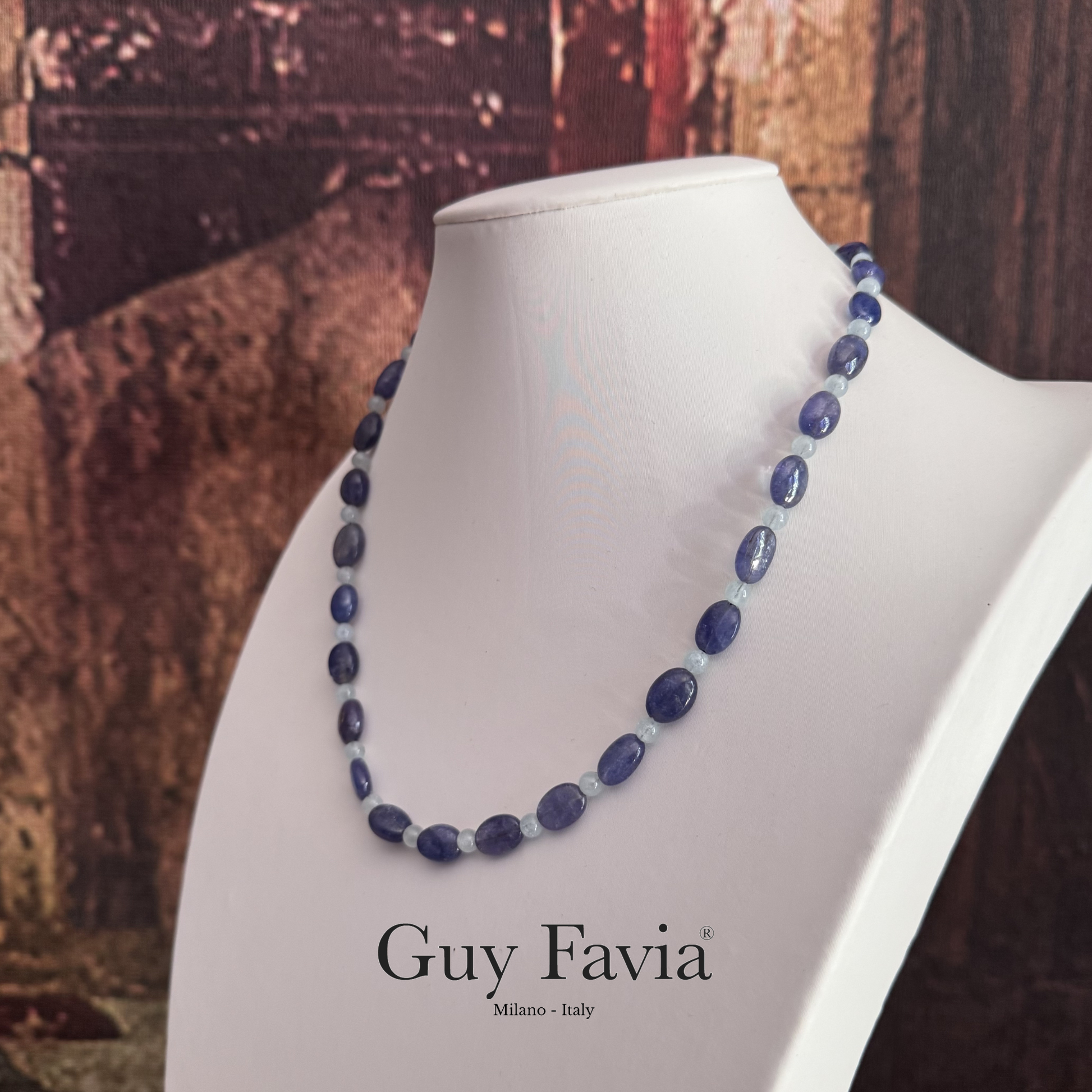 Dettaglio pietre tanzanite viola blu e acquamarina azzurra naturale 