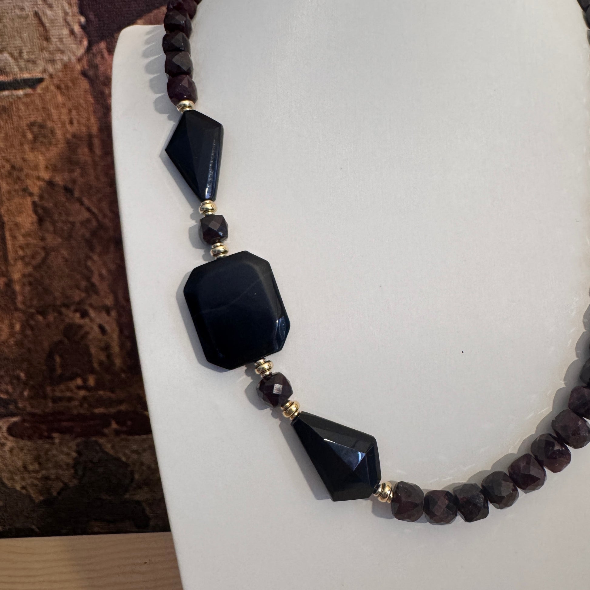 Dettaglio pietre dure collana lusso geometrico.