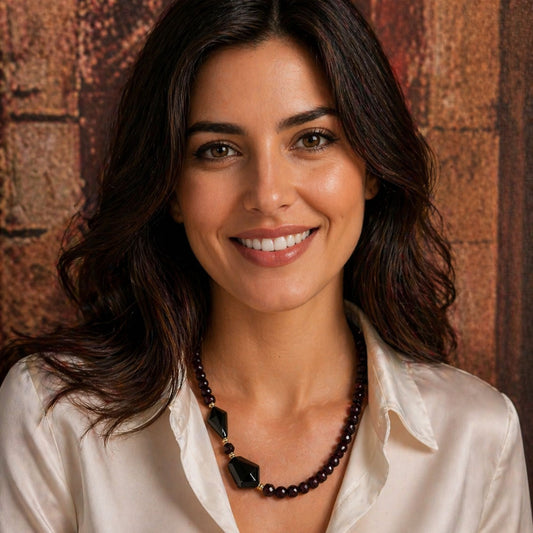 Modella che indossa collana Guy Favia A0035
