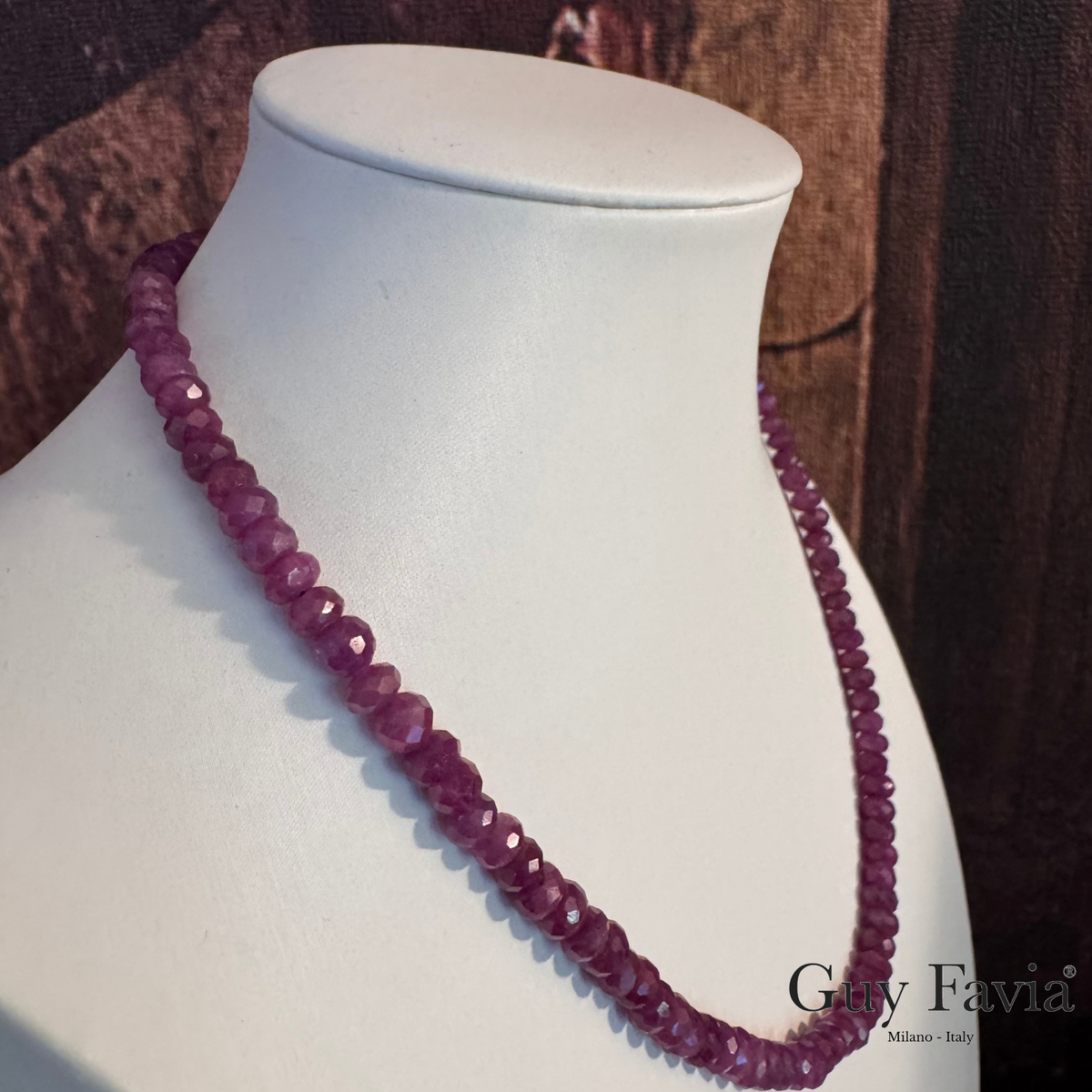 Collana Rubino Guy Favia A0037 su espositore bianco