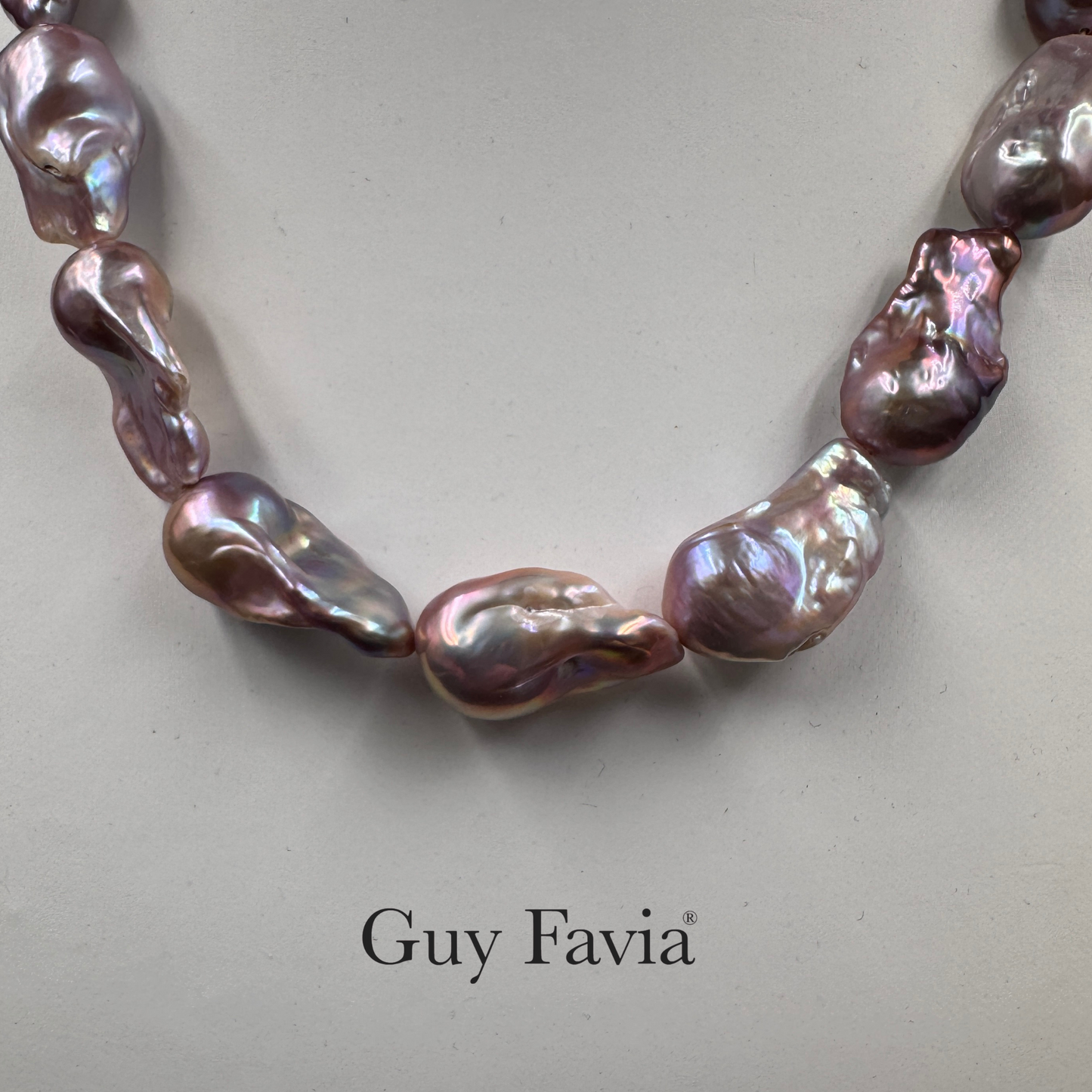 Dettaglio perle barocche viola strepitose in collana Guy Favia A1030