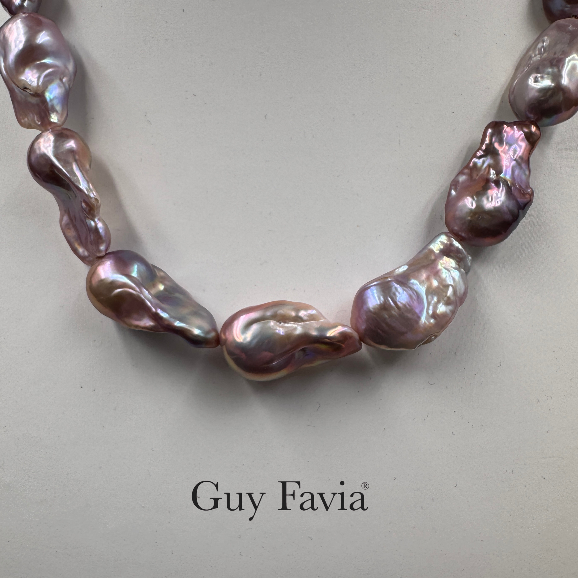 Dettaglio perle barocche viola strepitose in collana Guy Favia A1030