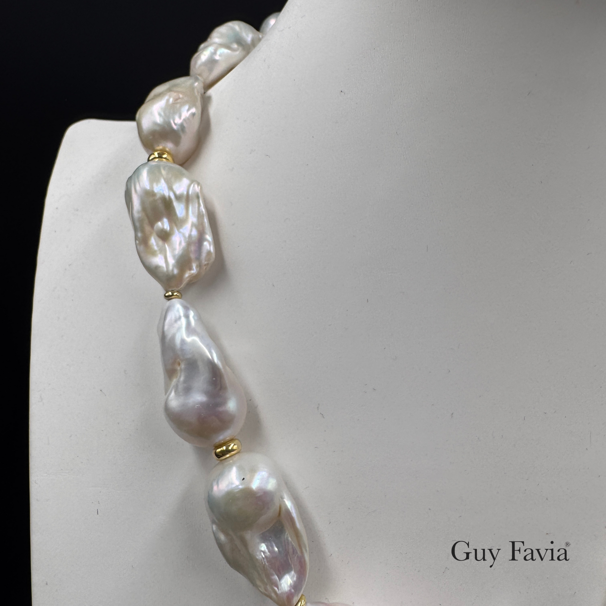 Dettaglio collana Guy Favia perle barocche grandi e spaziatori