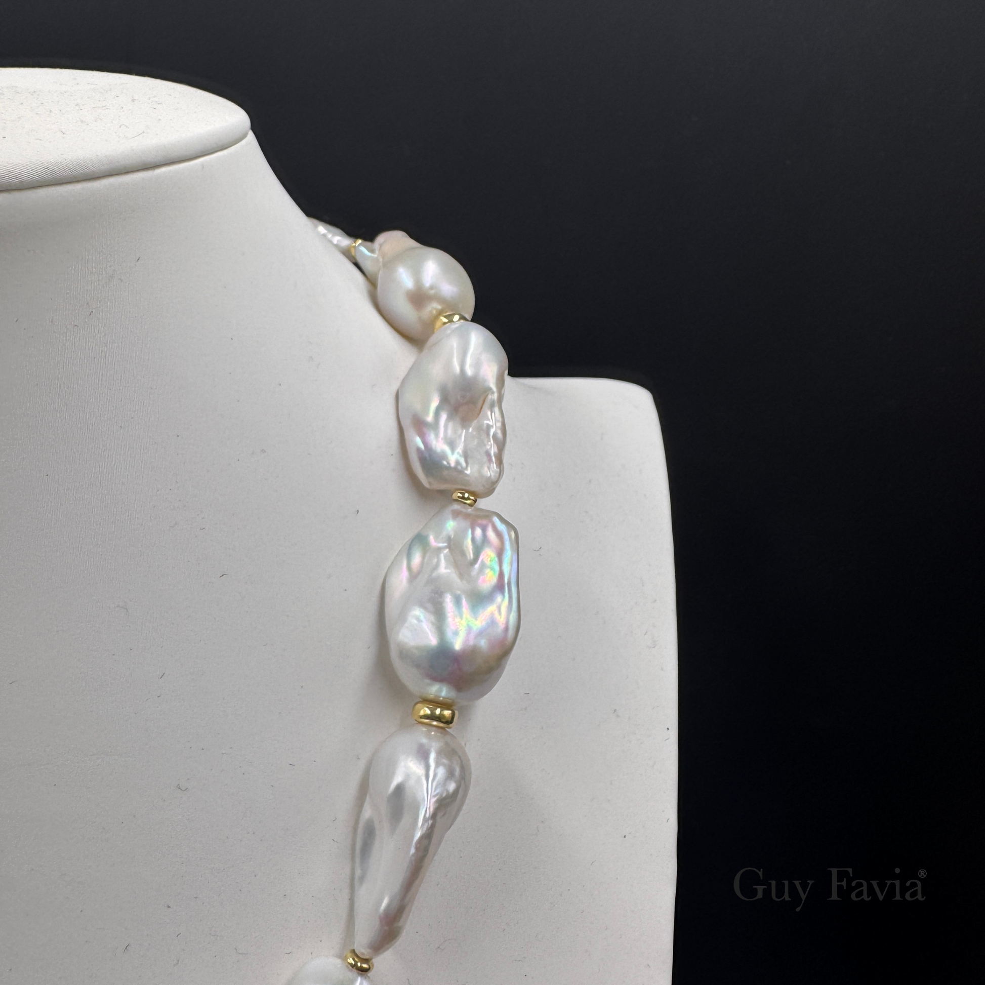 Dettaglio lato collana Guy Favia perle barocche bianche
