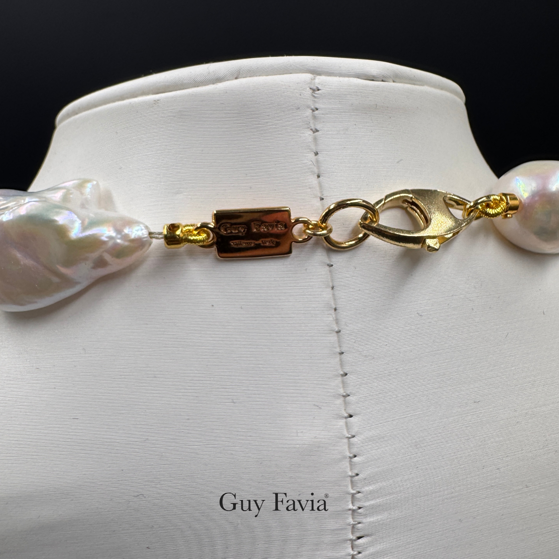 Dettaglio chiusura collana A1031 argento dorato 18 K. Guy Favia