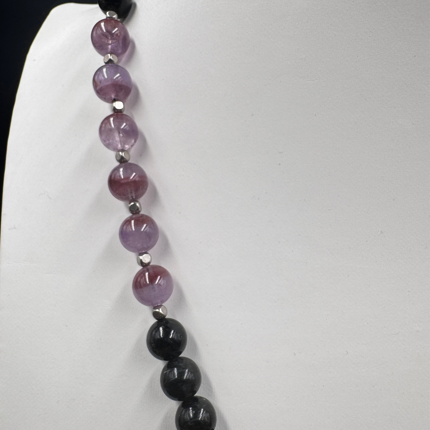 Dettaglio ravvicinato dell'Auralite 23 e Onice Nero nella collana A1033, evidenziando il potente contrasto energetico e visivo.