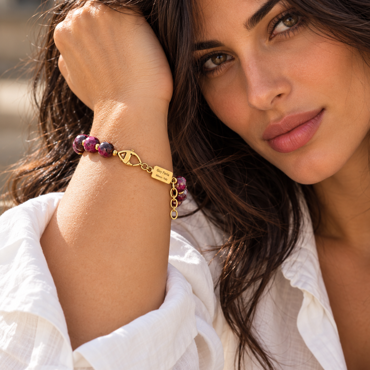 Bracciale Rubino Birmania CI0016 indossato al polso di modella 